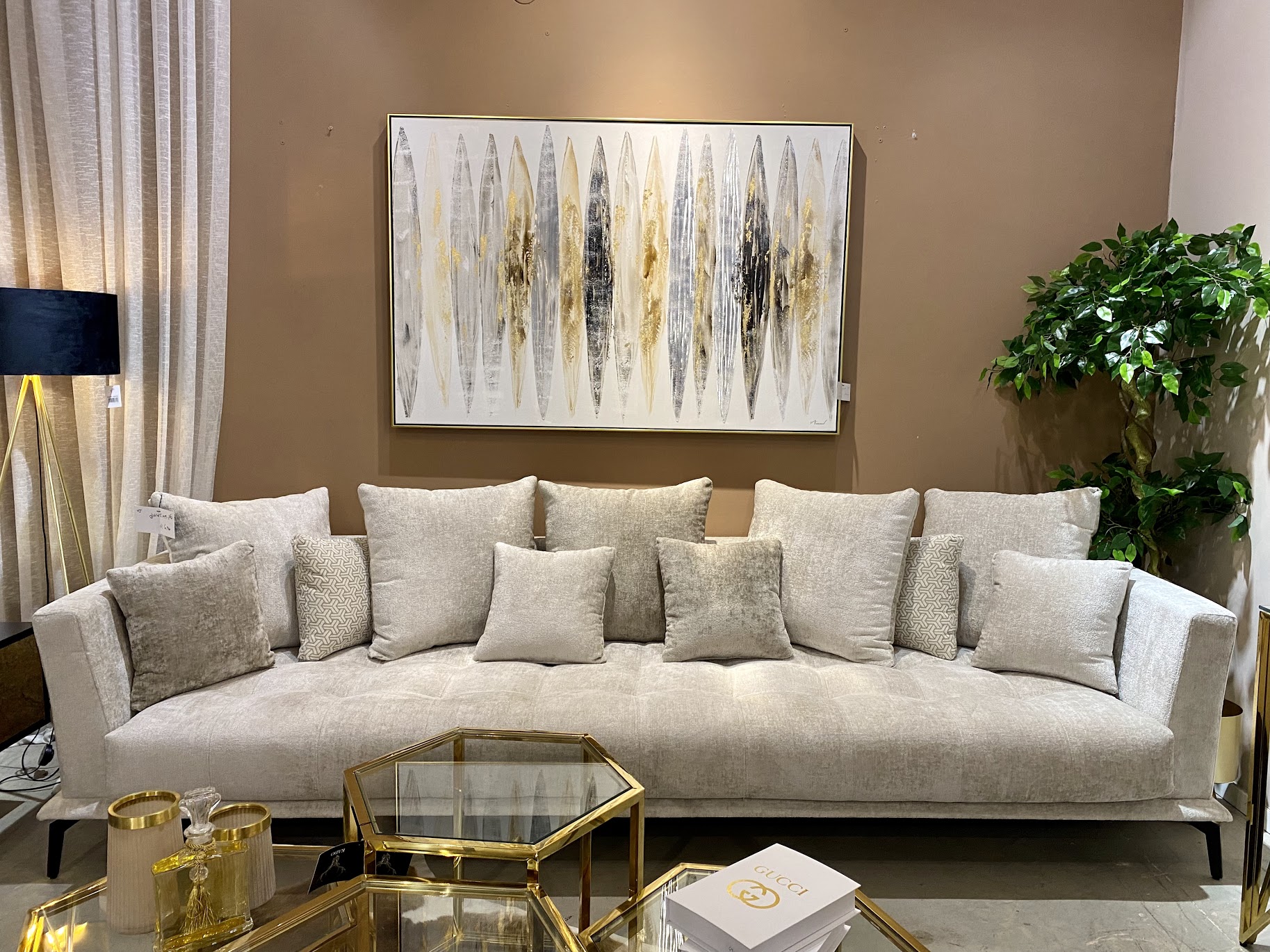 ספה מעוצבת עם תיפורי ריבועים דגם טראמפ