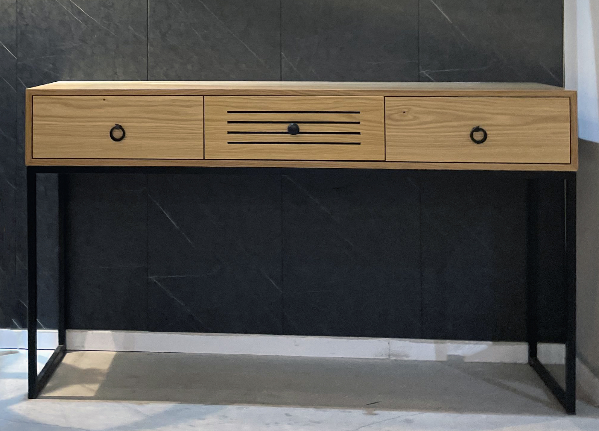 קונסולה דגם ורסצ'ה רגל ברזל קונסולה דגם ורסצ'ה רגל ברזל