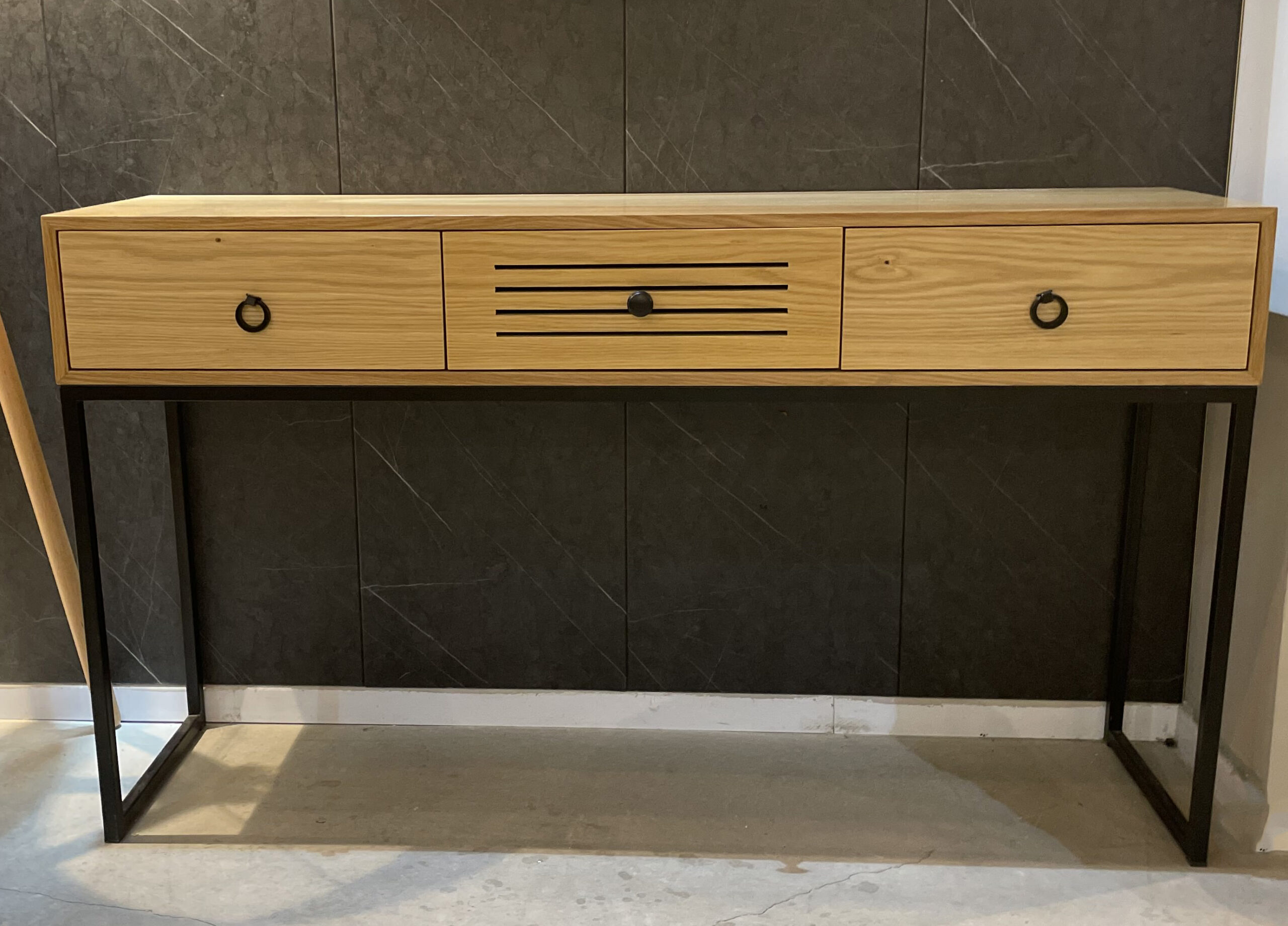 קונסולה דגם ורסצ'ה רגל ברזל קונסולה דגם ורסצ'ה רגל ברזל