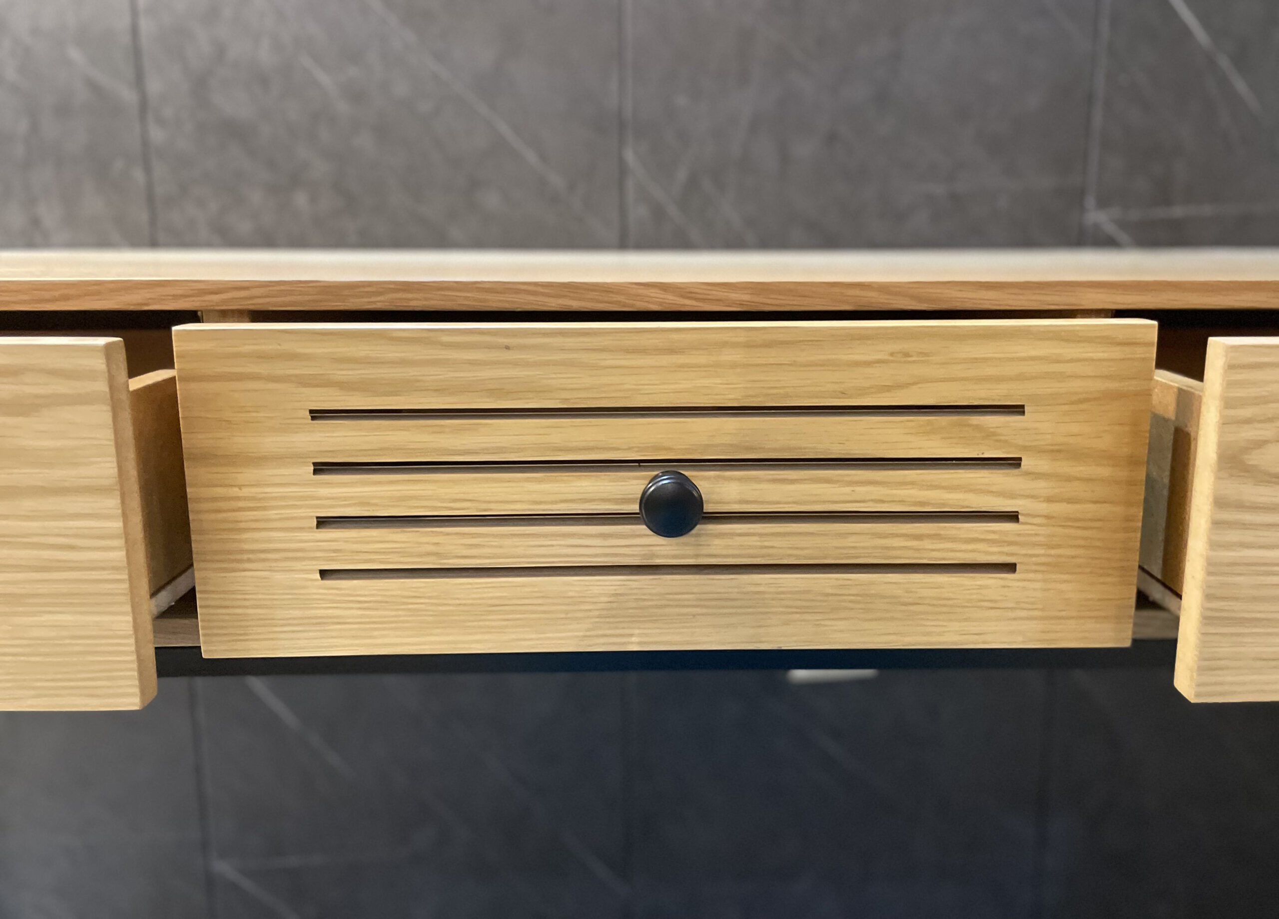 קונסולה דגם ורסצ'ה רגל ברזל קונסולה דגם ורסצ'ה רגל ברזל