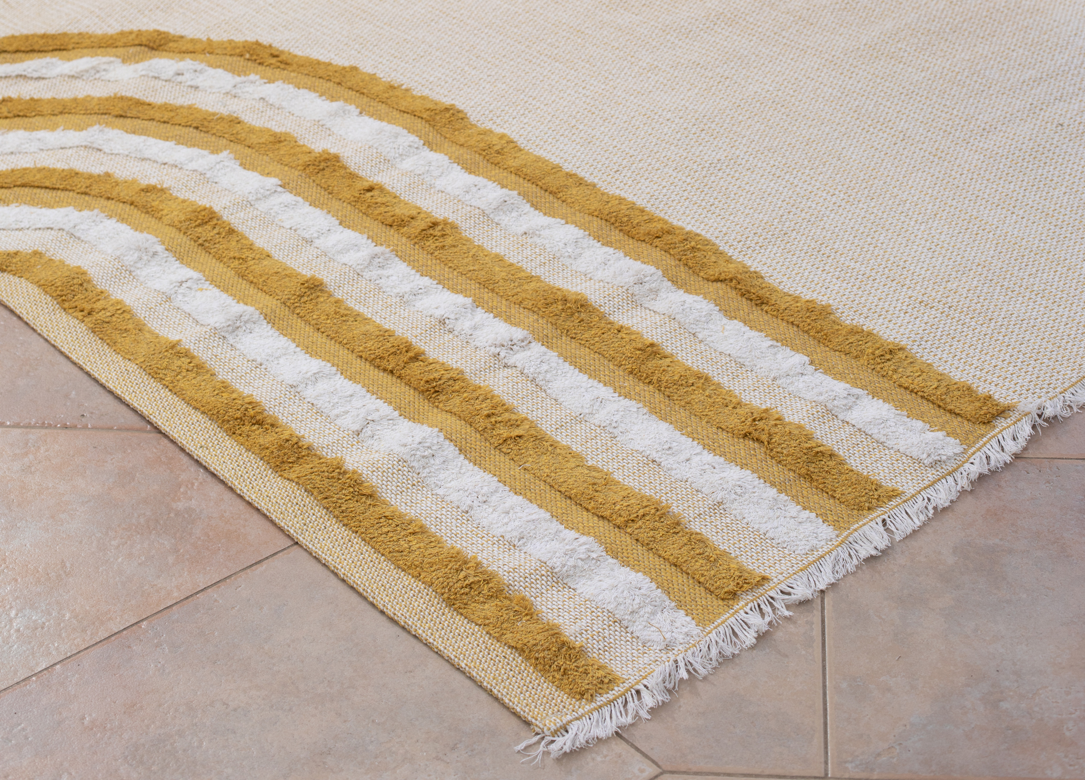 שטיח דגם אבסטקרט חרדל שטיח דגם אבסטקרט חרדל