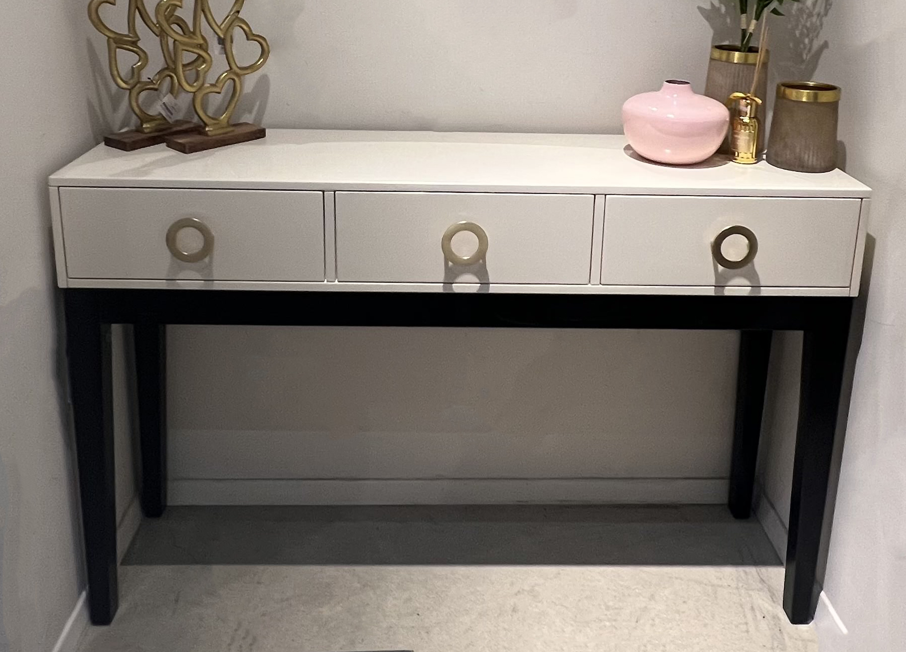 קונסולה דגם ורסצ'ה רגל עץ קונסולה דגם ורסצ'ה רגל עץ