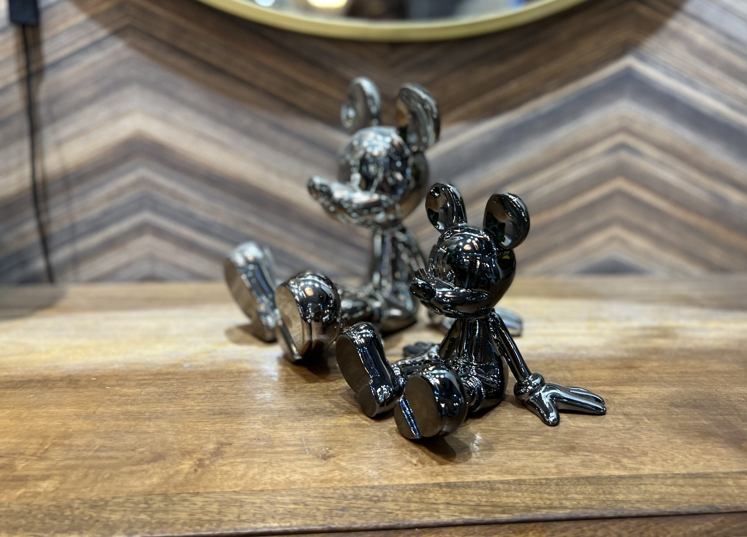 פסל מיקי מאוס מטאלי יושב פסל מיקי מאוס מטאלי יושב