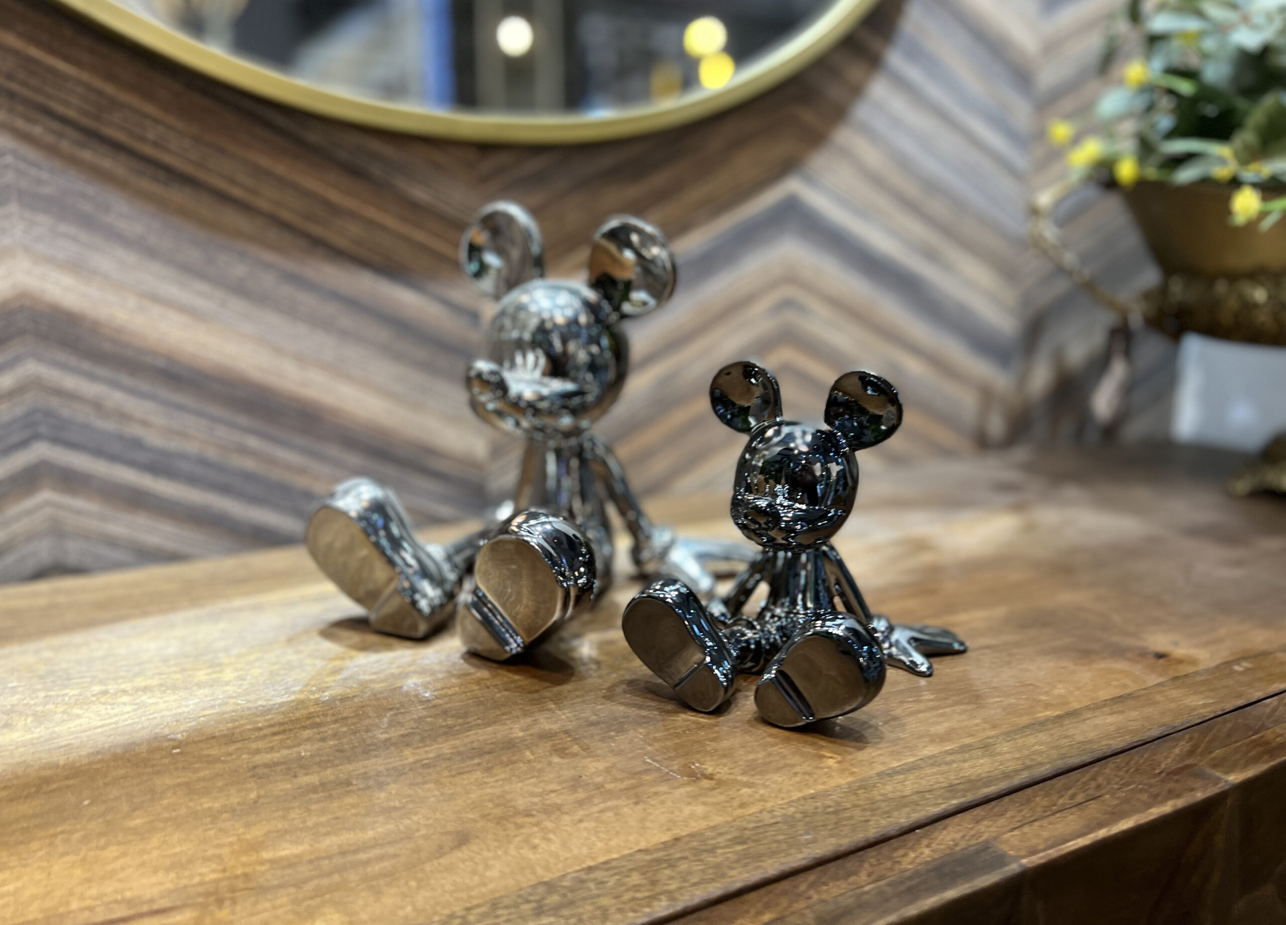 פסל מיקי מאוס מטאלי יושב פסל מיקי מאוס מטאלי יושב