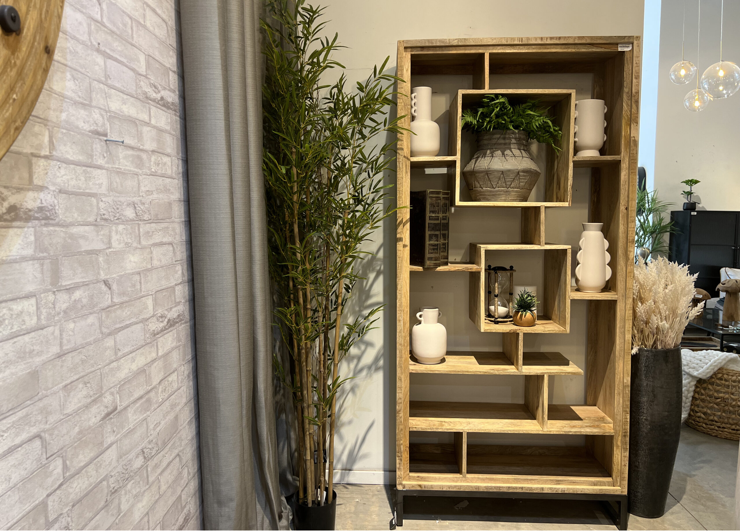 ויטרינה עץ מנגו דגם נדרן 100/45/190 ויטרינה עץ מנגו דגם נדרן 100/45/190