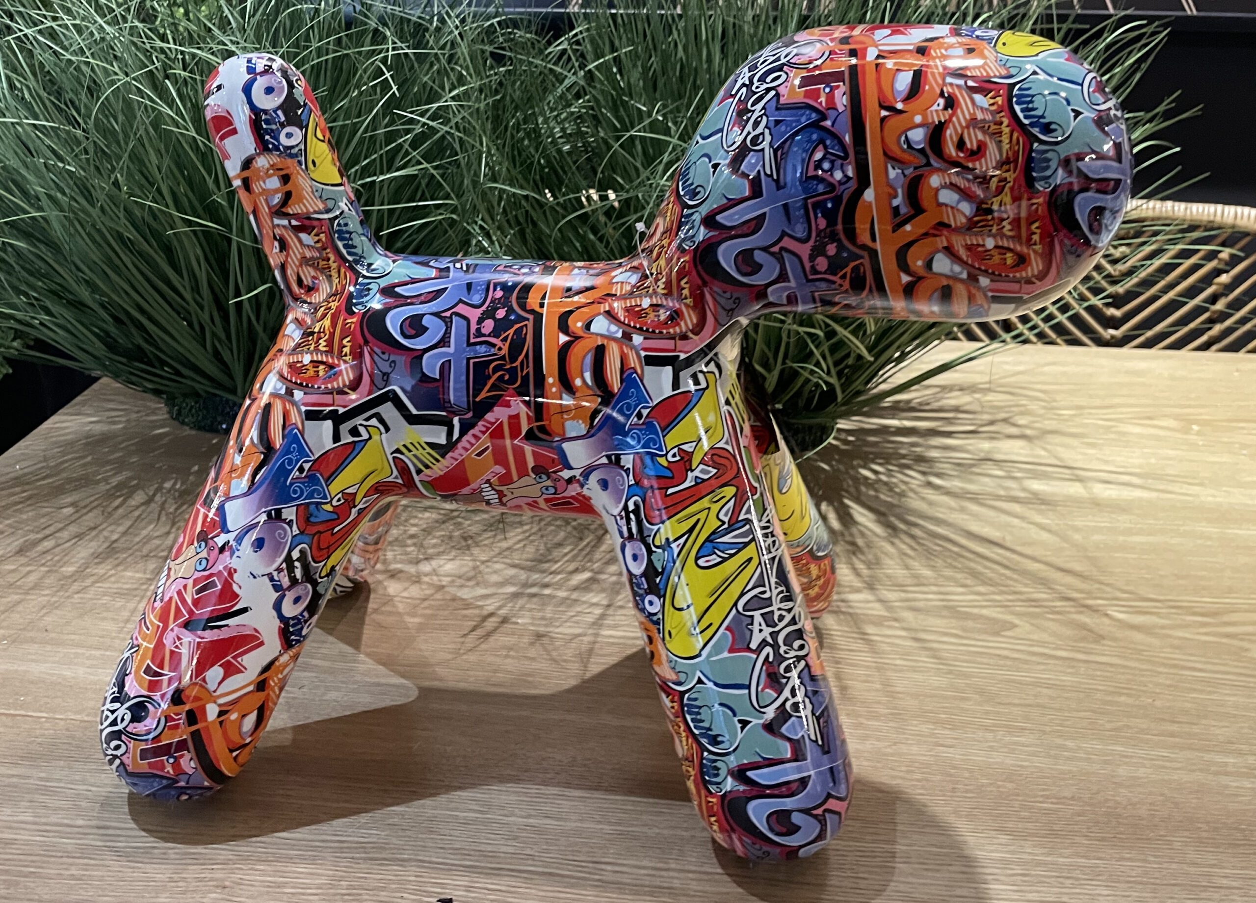 פסל כלב מודרני צבעוני גדול