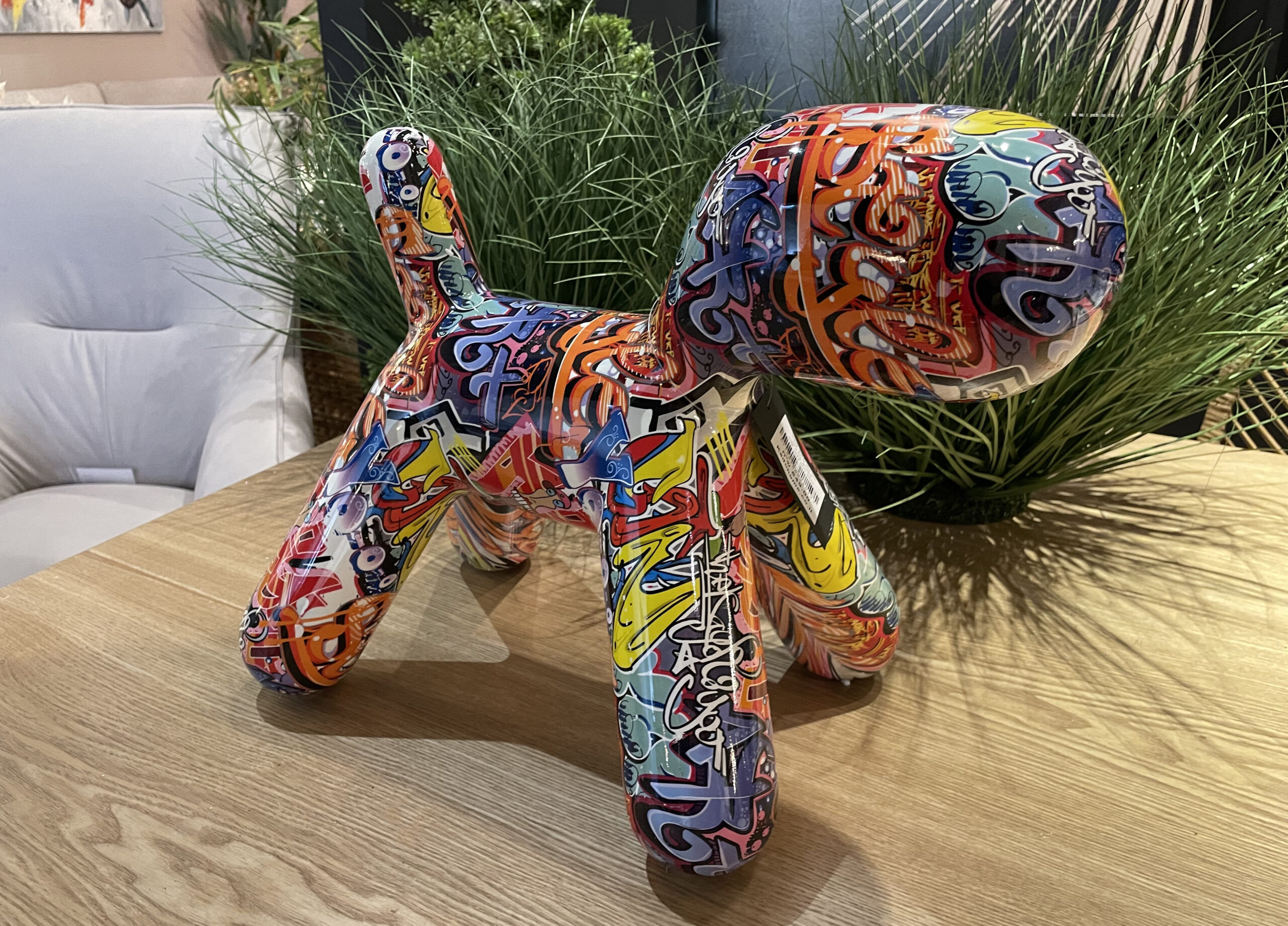 פסל כלב מודרני צבעוני גדול