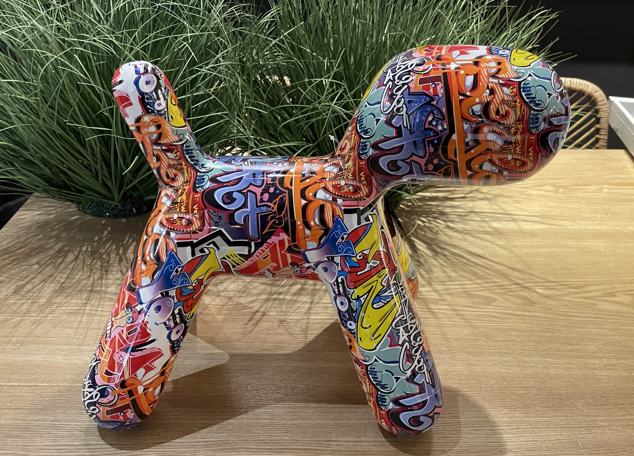 פסל כלב מודרני צבעוני גדול