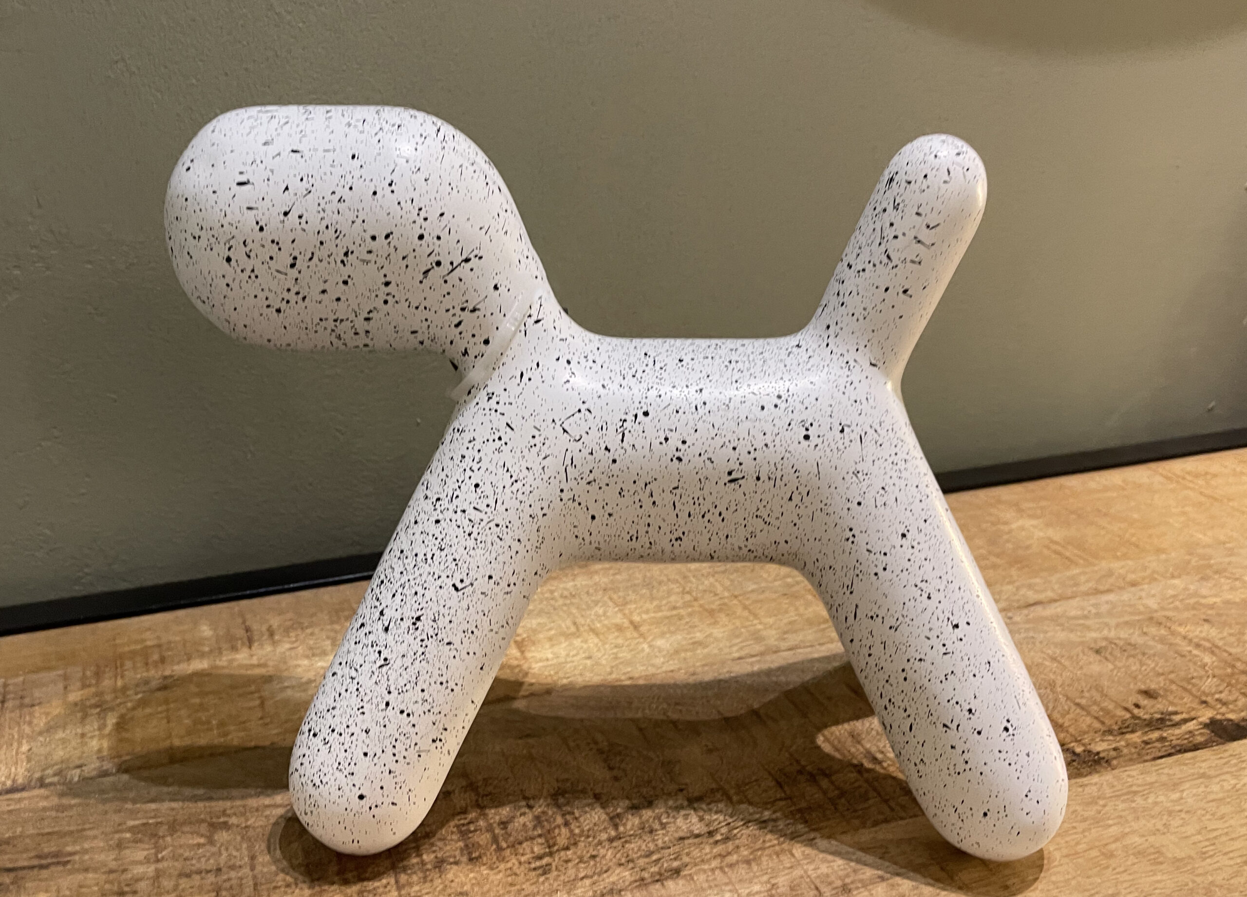 פסל כלב מודרני דמוי שיש לבן