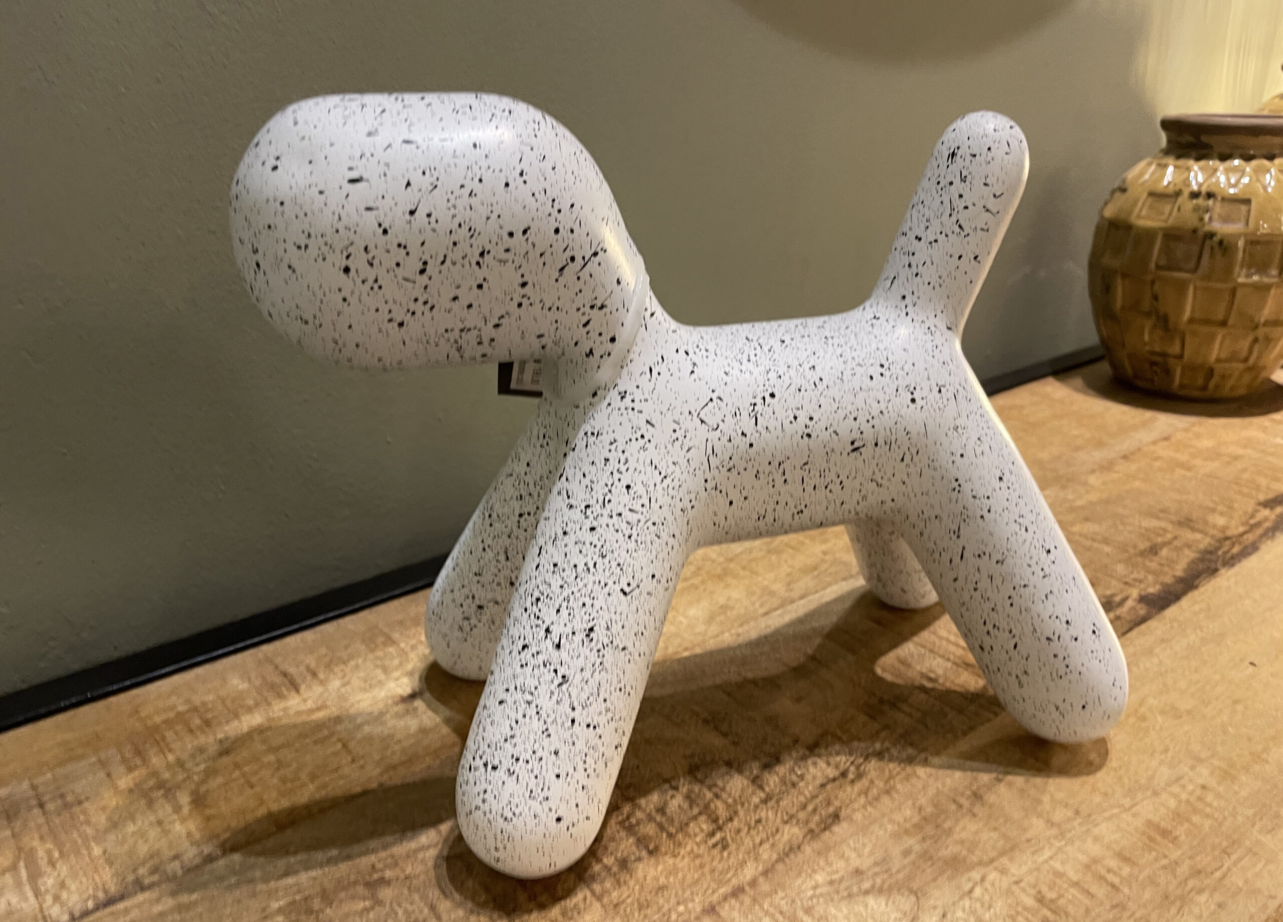 פסל כלב מודרני דמוי שיש לבן