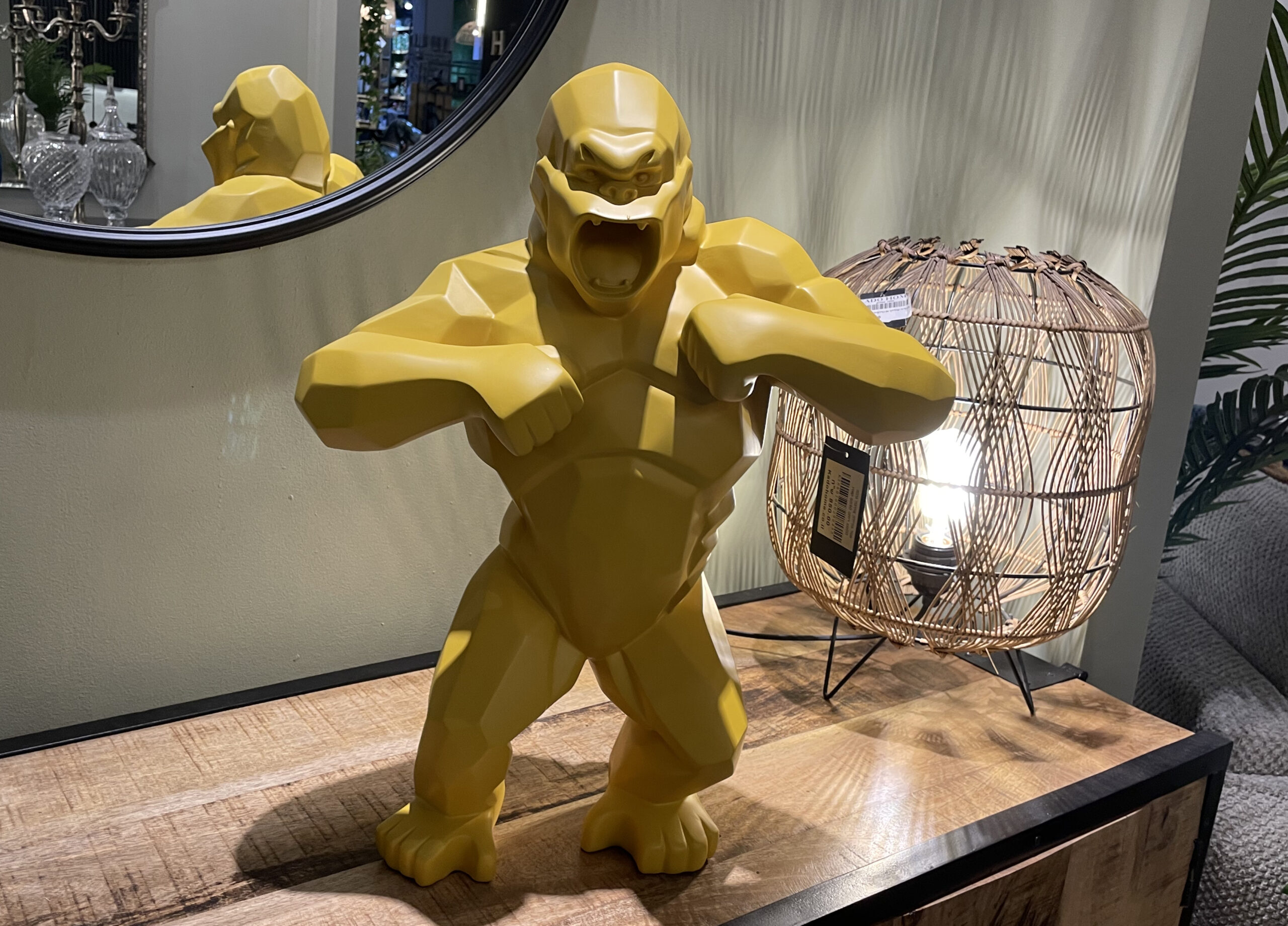 פסל גורילה צהובה