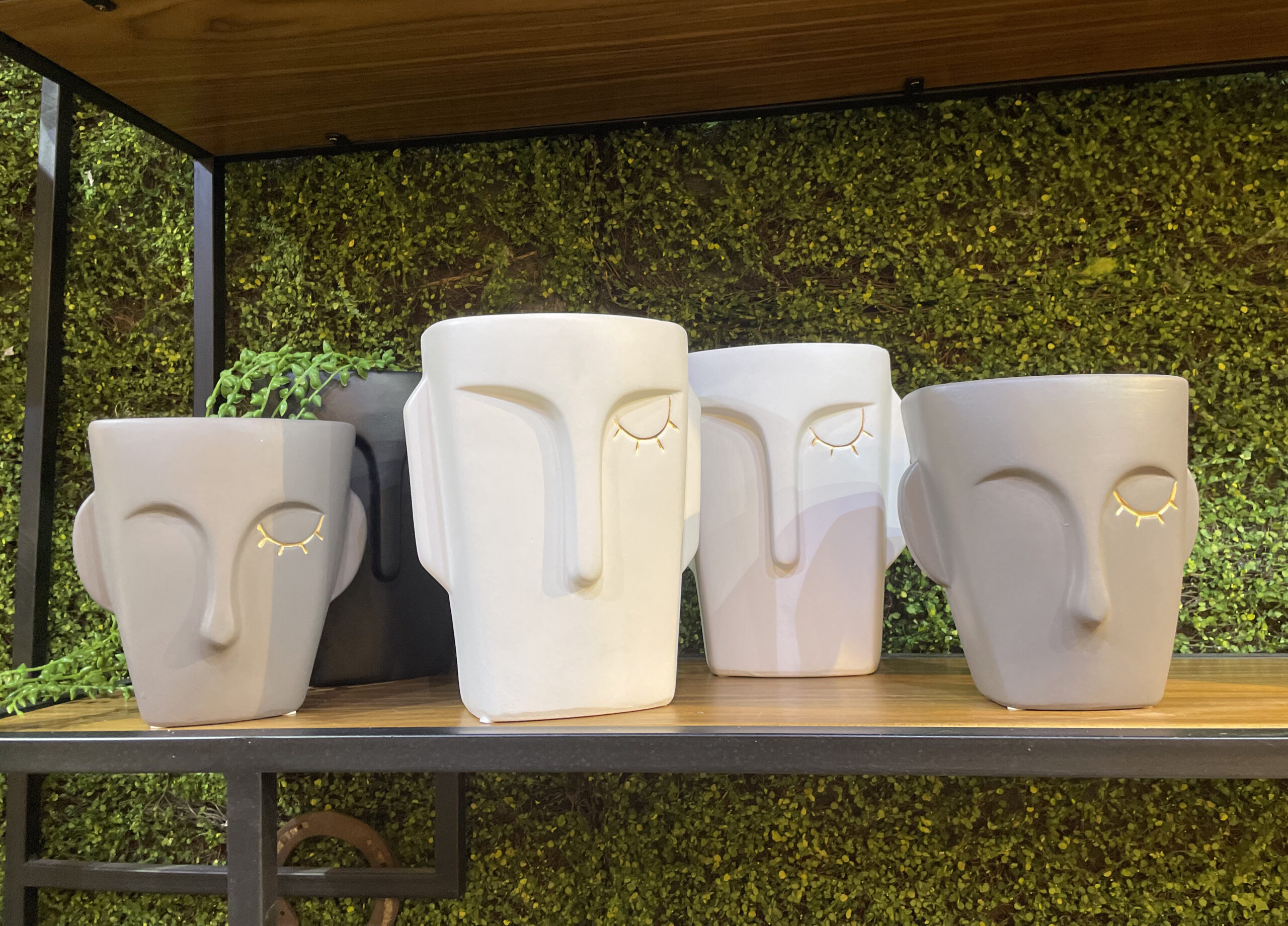 כד פנים עם קריצה זהב כד פנים עם קריצה זהב