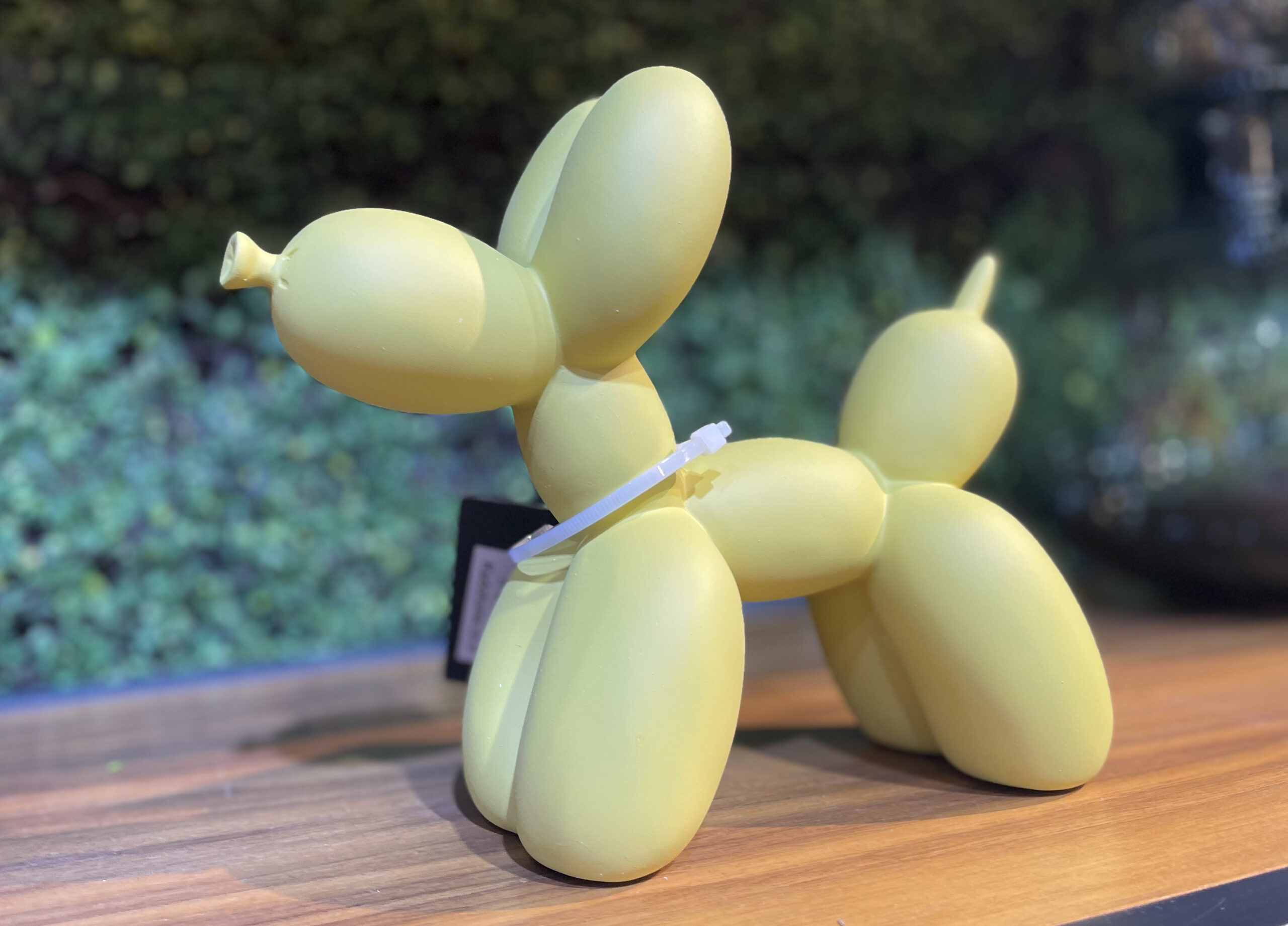 פסל כלב בלון צהוב פסל כלב בלון צהוב