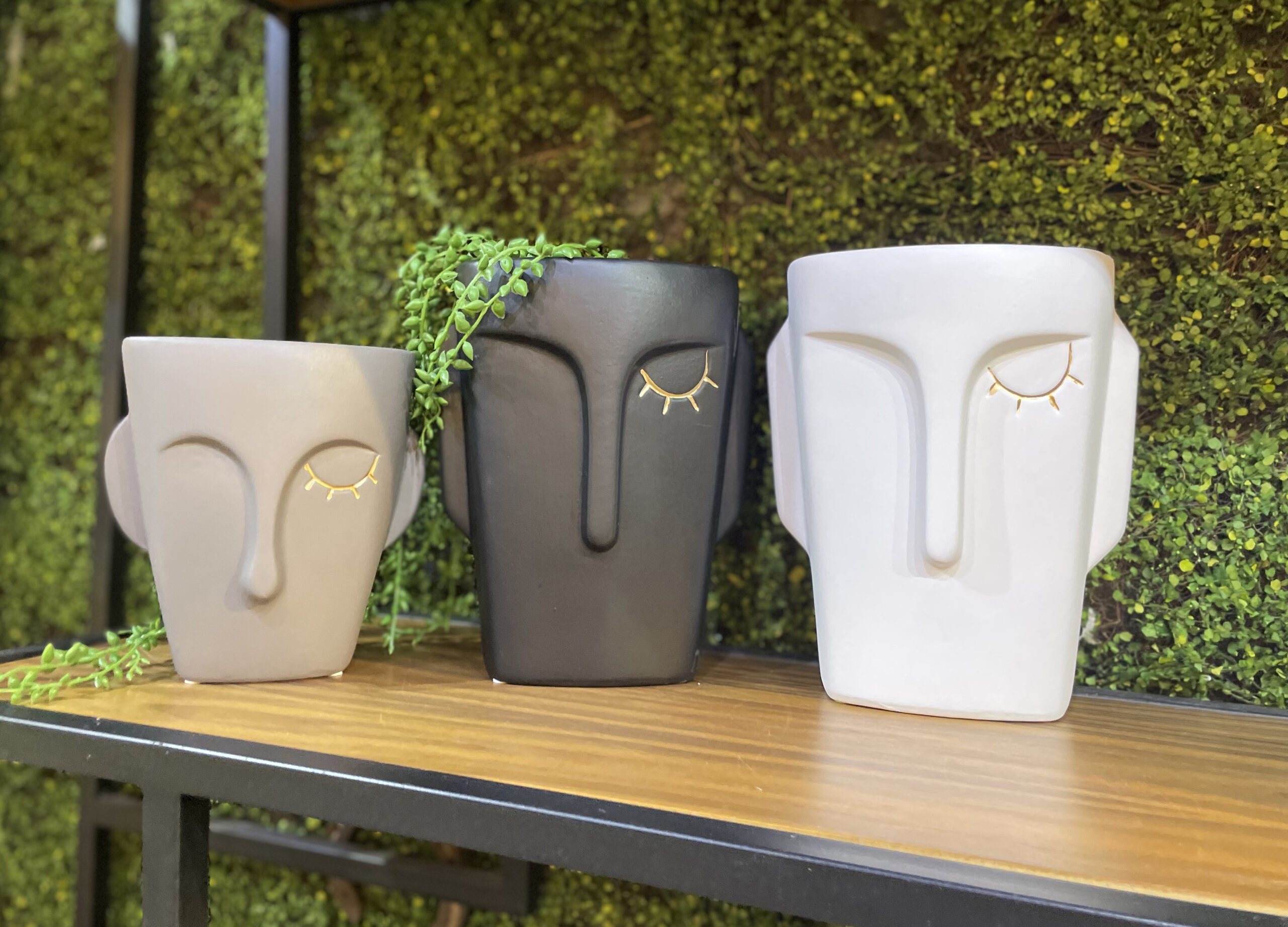 כד פנים עם קריצה זהב כד פנים עם קריצה זהב