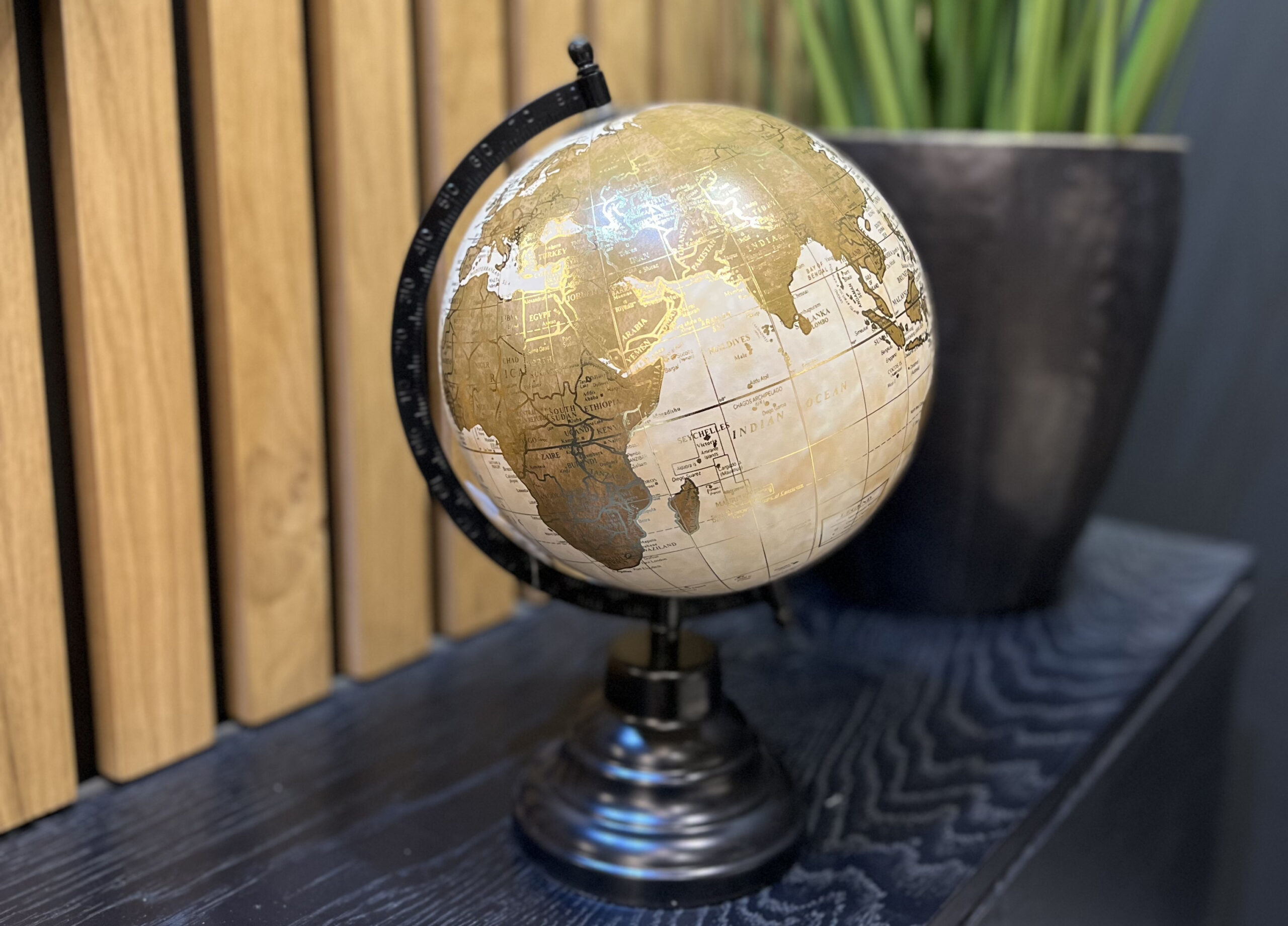 גלובוס לבן בשילוב זהב