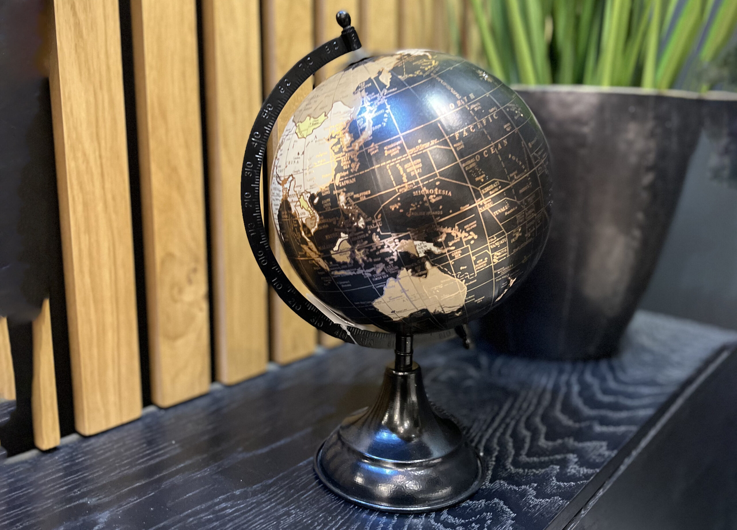 גלובוס שחור בשילוב זהב