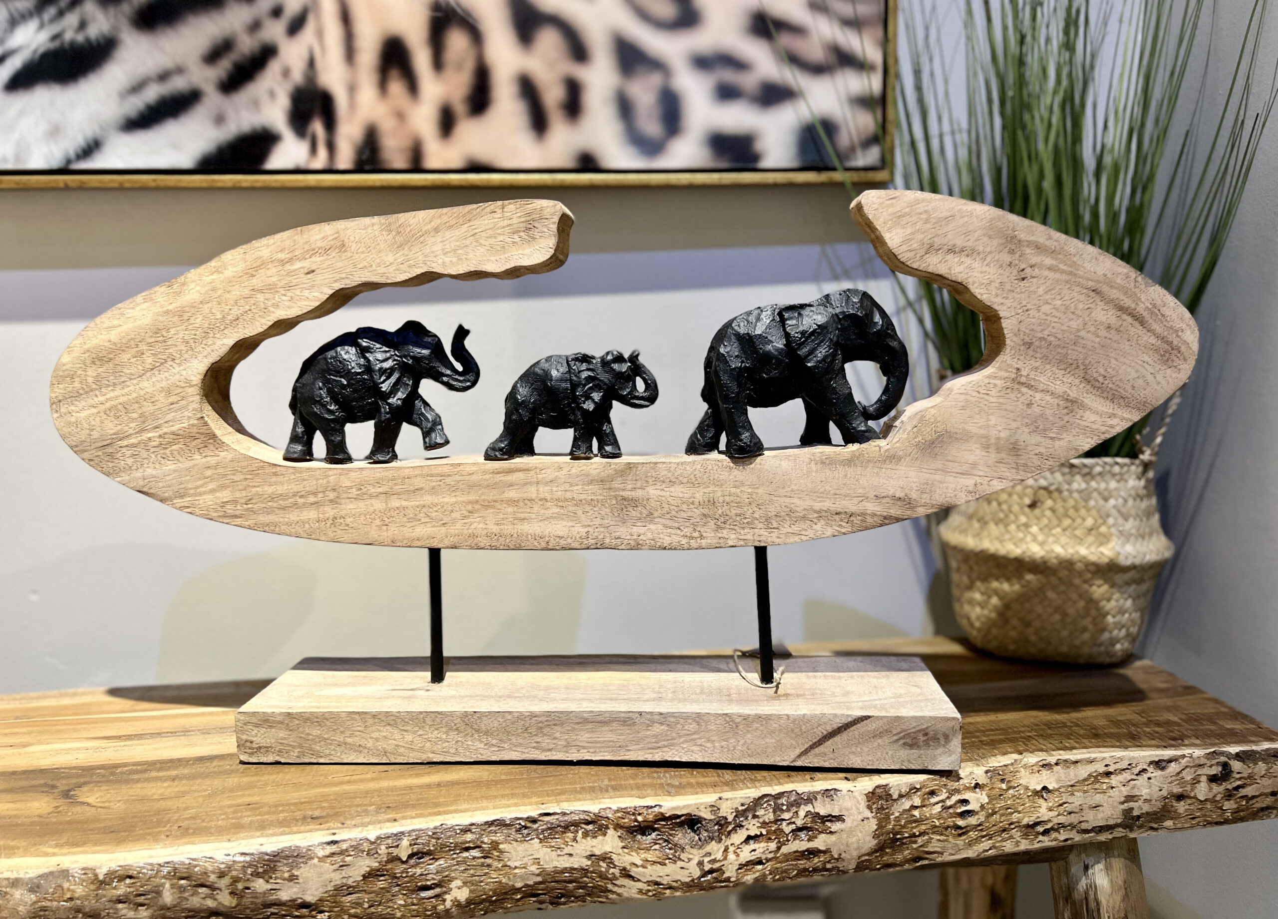 משפחת פילים על סטנד עץ