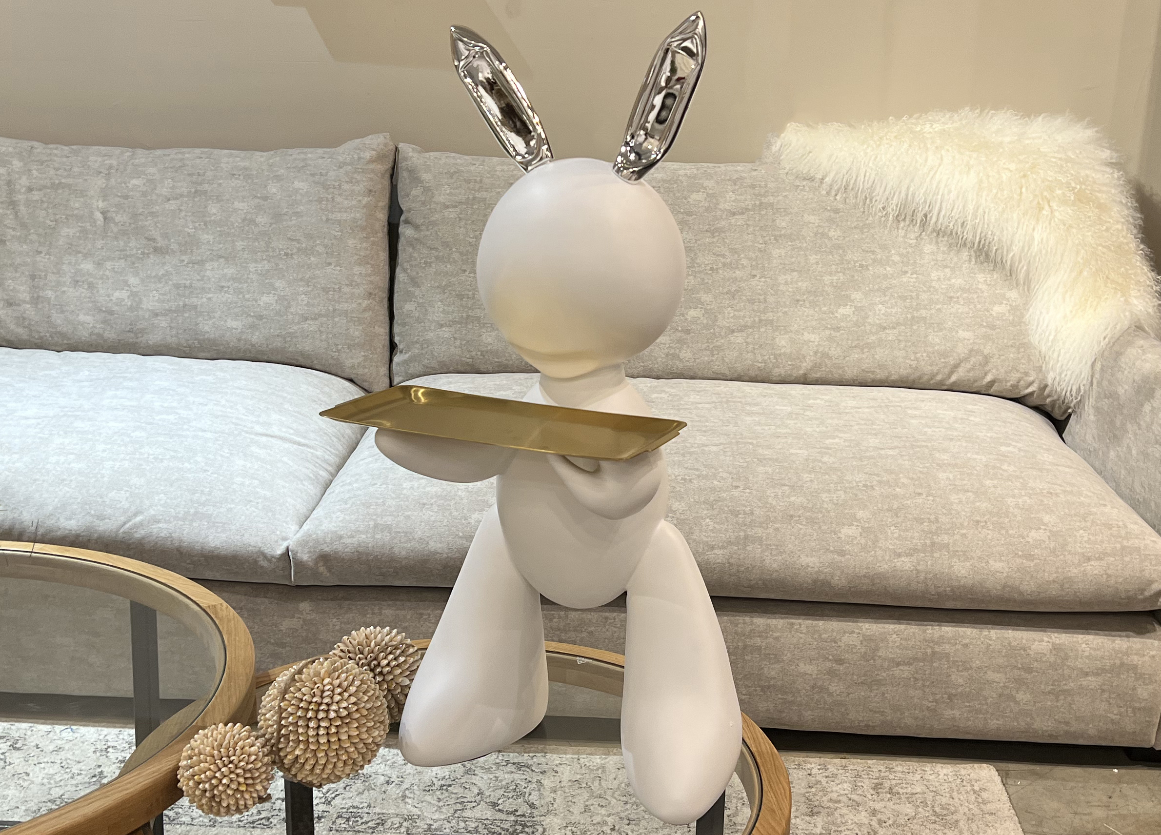 פסל ארנב לבן עם מגש זהב