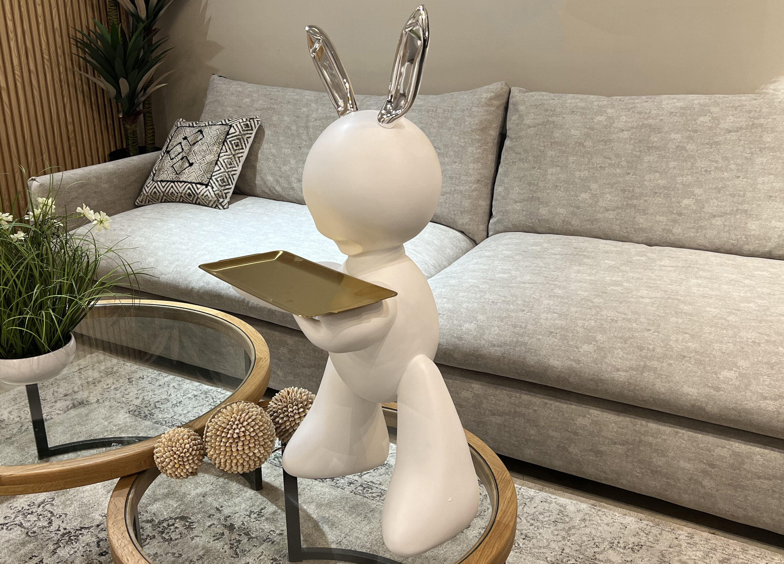 פסל ארנב לבן עם מגש זהב