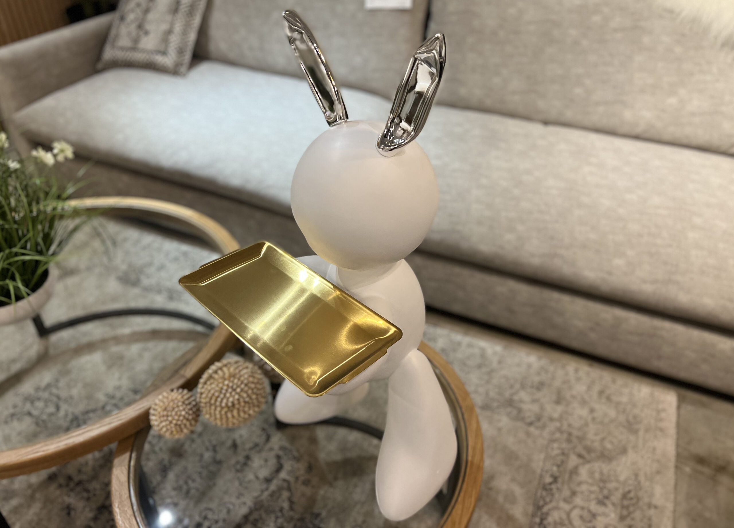 פסל ארנב לבן עם מגש זהב