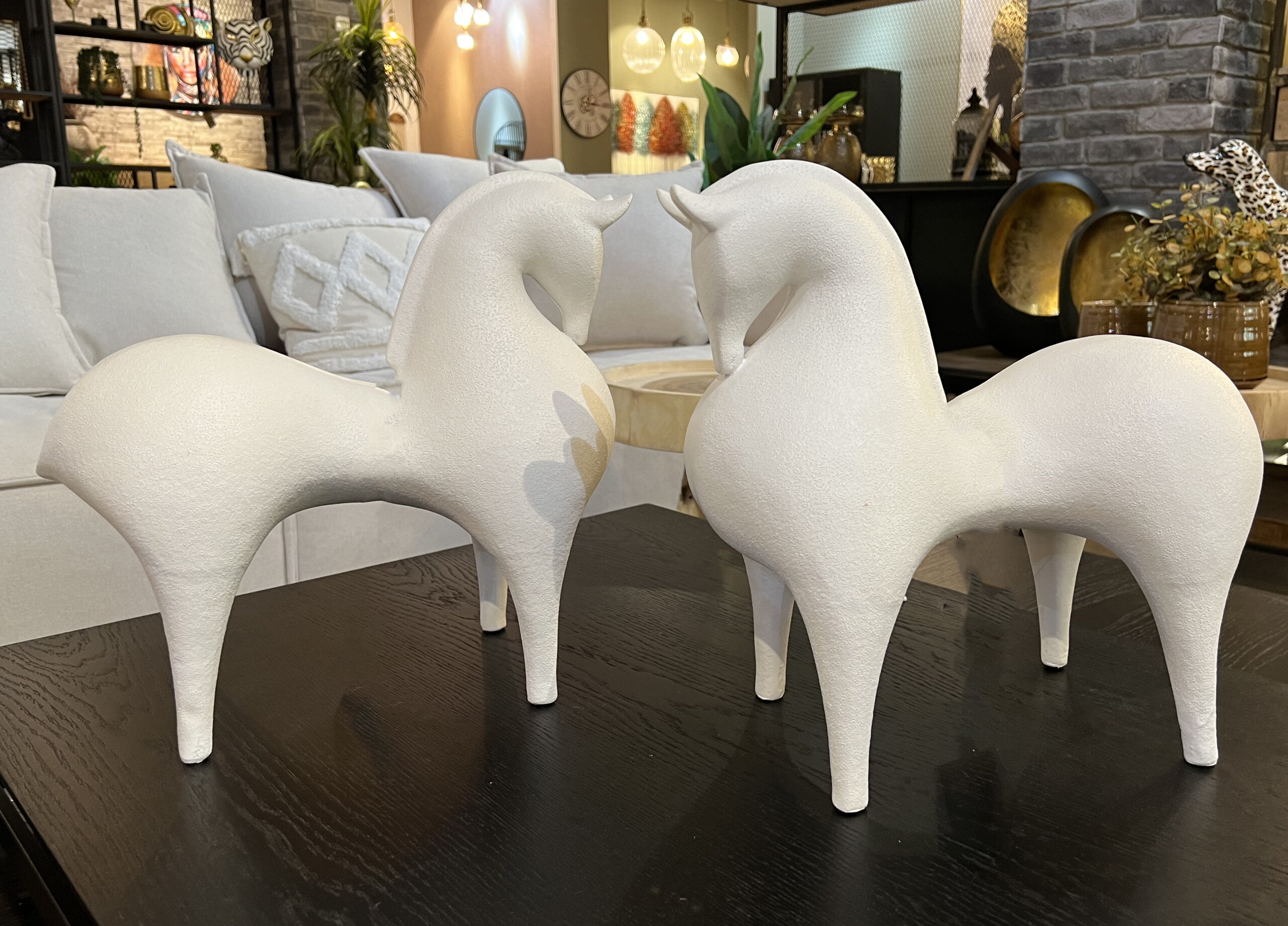 פסל סוס מודרני לבן