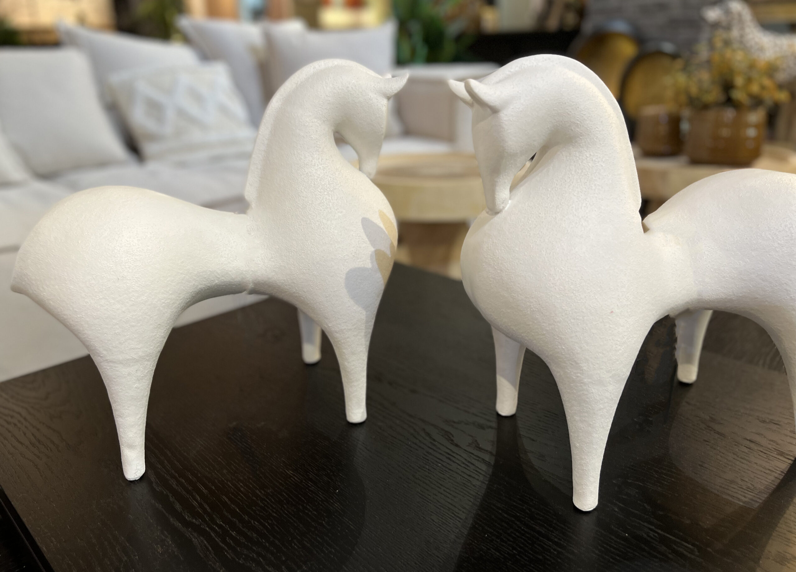 פסל סוס מודרני לבן