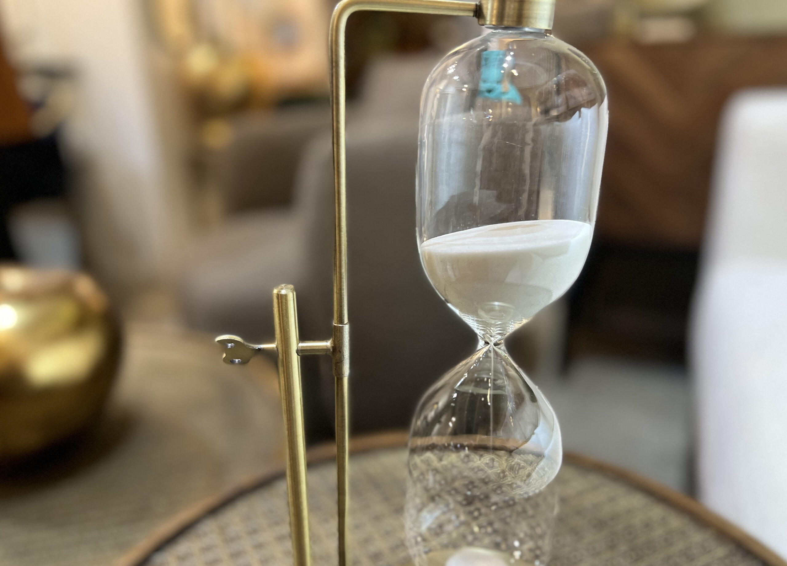 שעון חול עגול זהב ידית בצד שעון חול עגול זהב ידית בצד