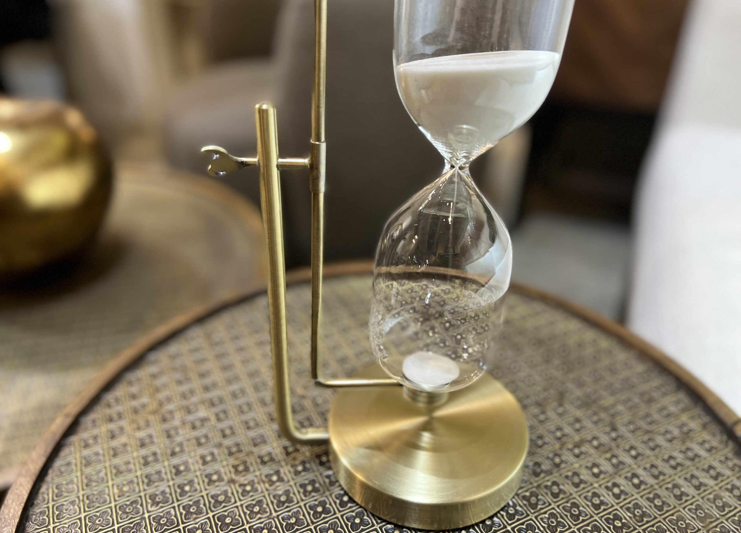 שעון חול עגול זהב ידית בצד שעון חול עגול זהב ידית בצד