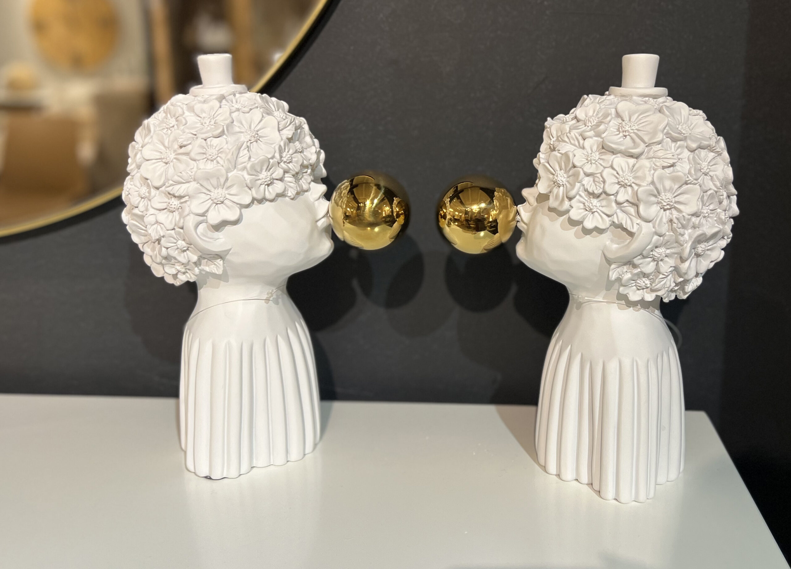 פסל ילד שיער פרחים ופקק זהב בפה לבן גדול פסל ילד שיער פרחים ופקק זהב בפה לבן גדול