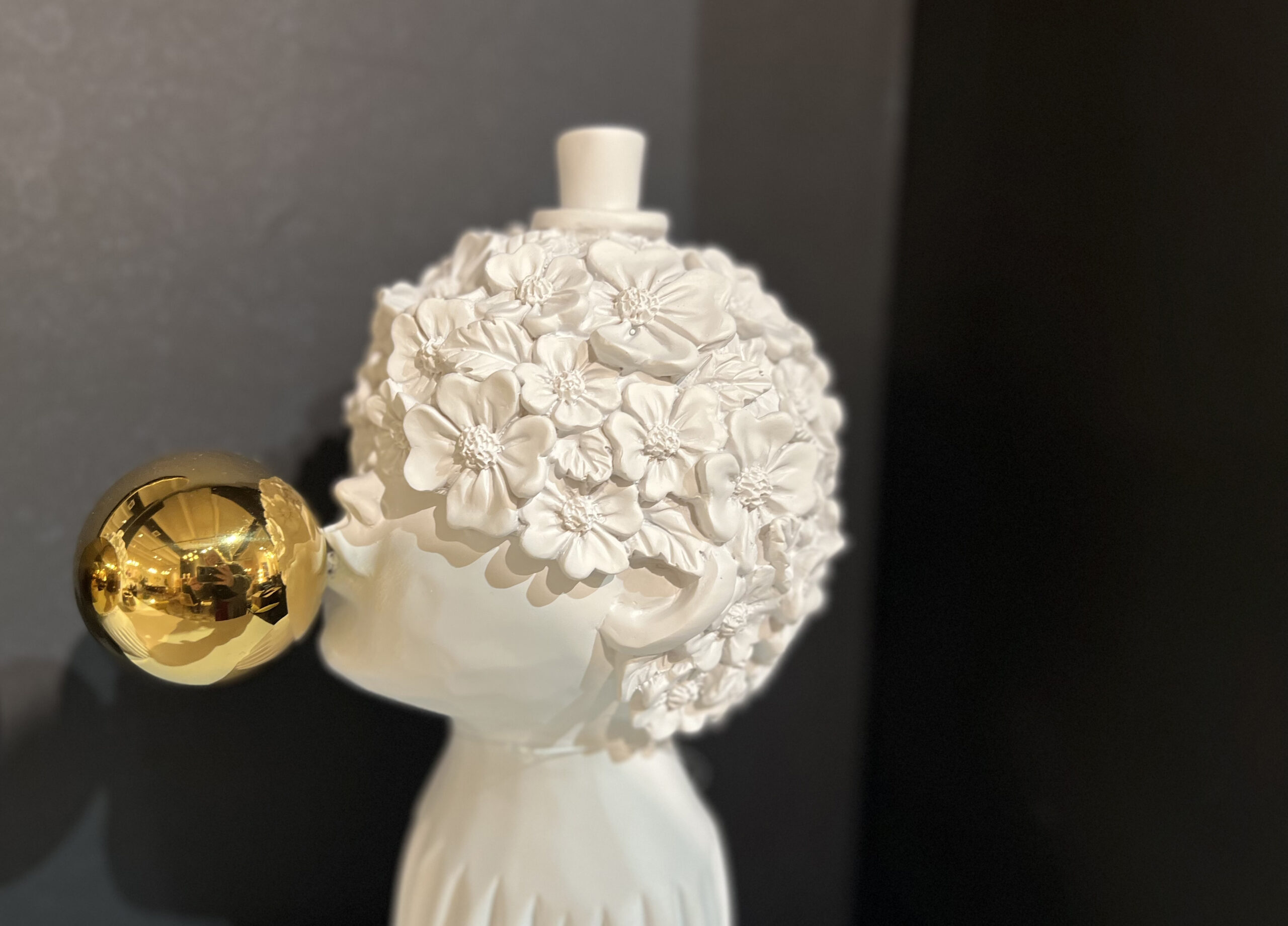 פסל ילד שיער פרחים ופקק זהב בפה לבן גדול פסל ילד שיער פרחים ופקק זהב בפה לבן גדול