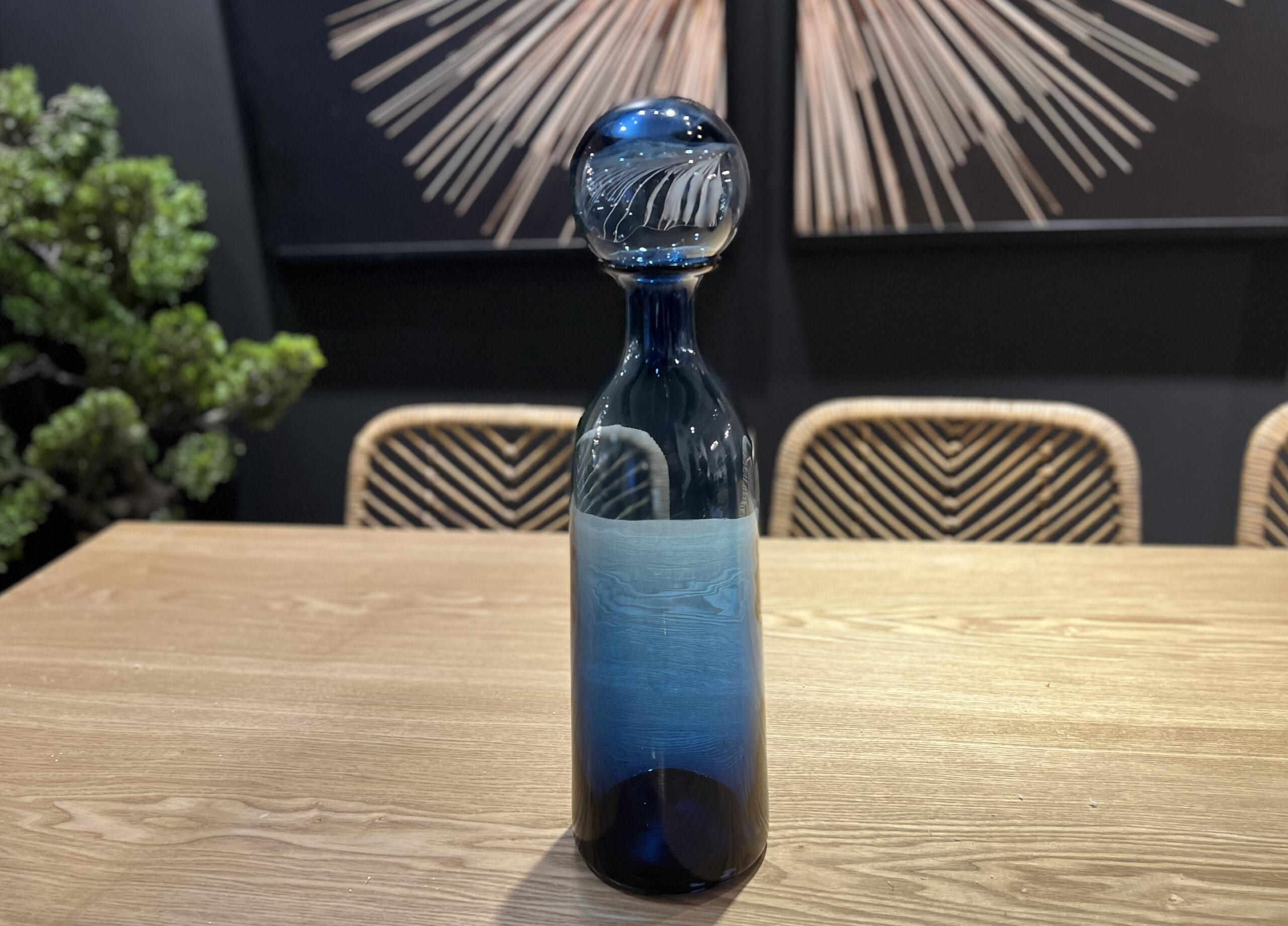 כד זכוכית כחולה בקבוק גבוה