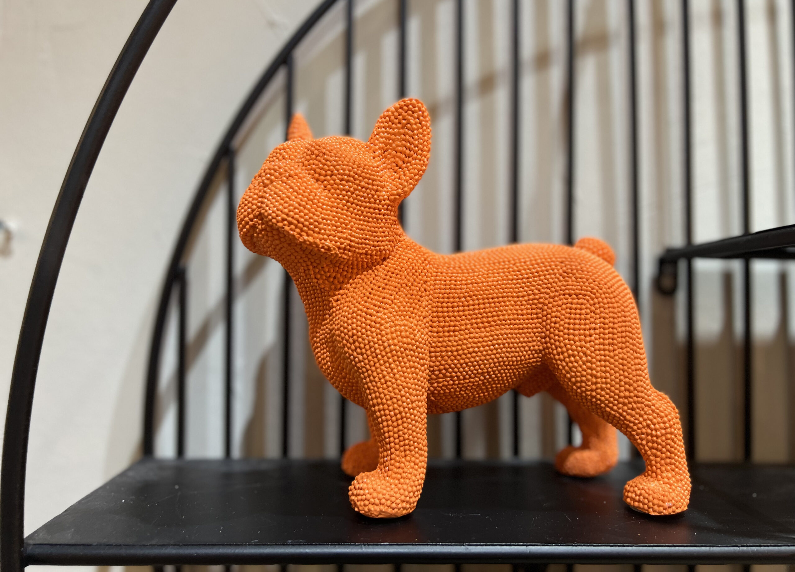 פסל בולדוג כתום