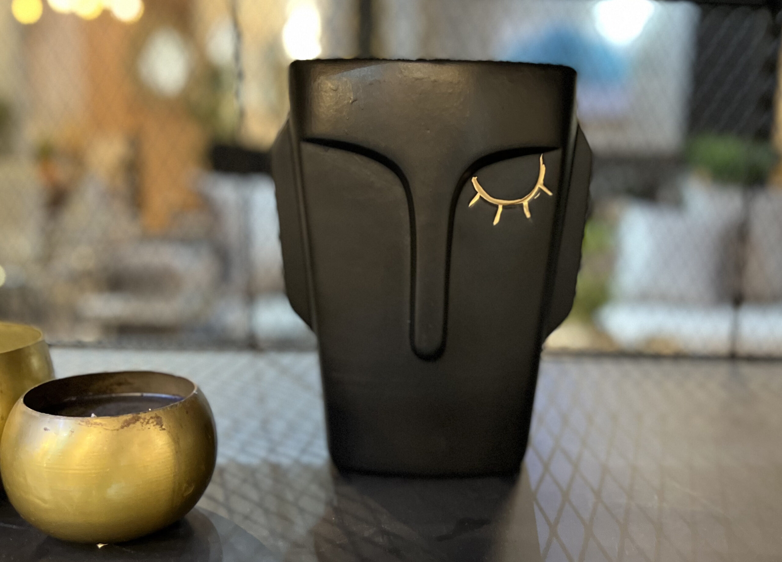 כד פנים עם קריצה זהב כד פנים עם קריצה זהב