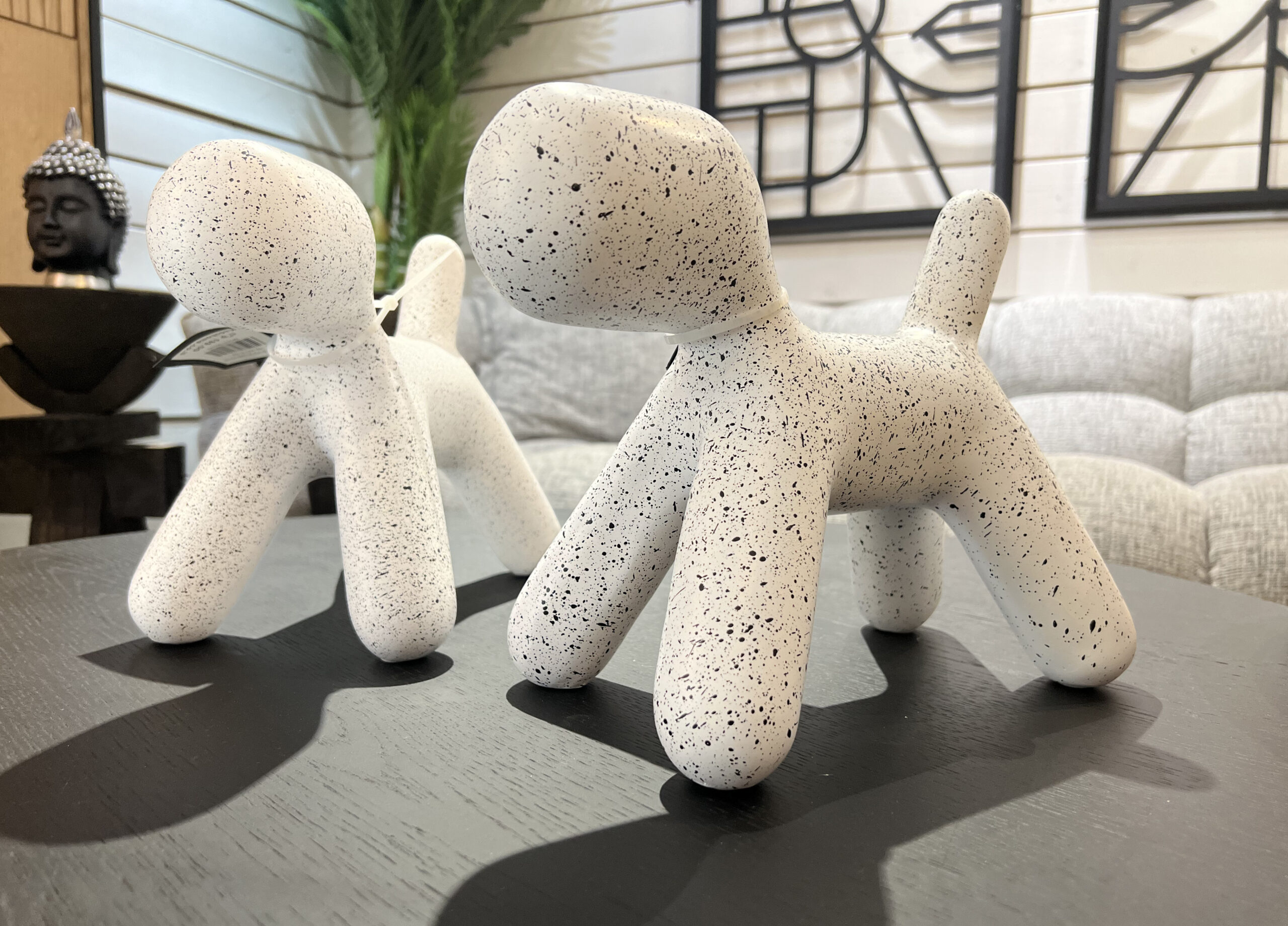 פסל כלב מודרני דמוי שיש לבן