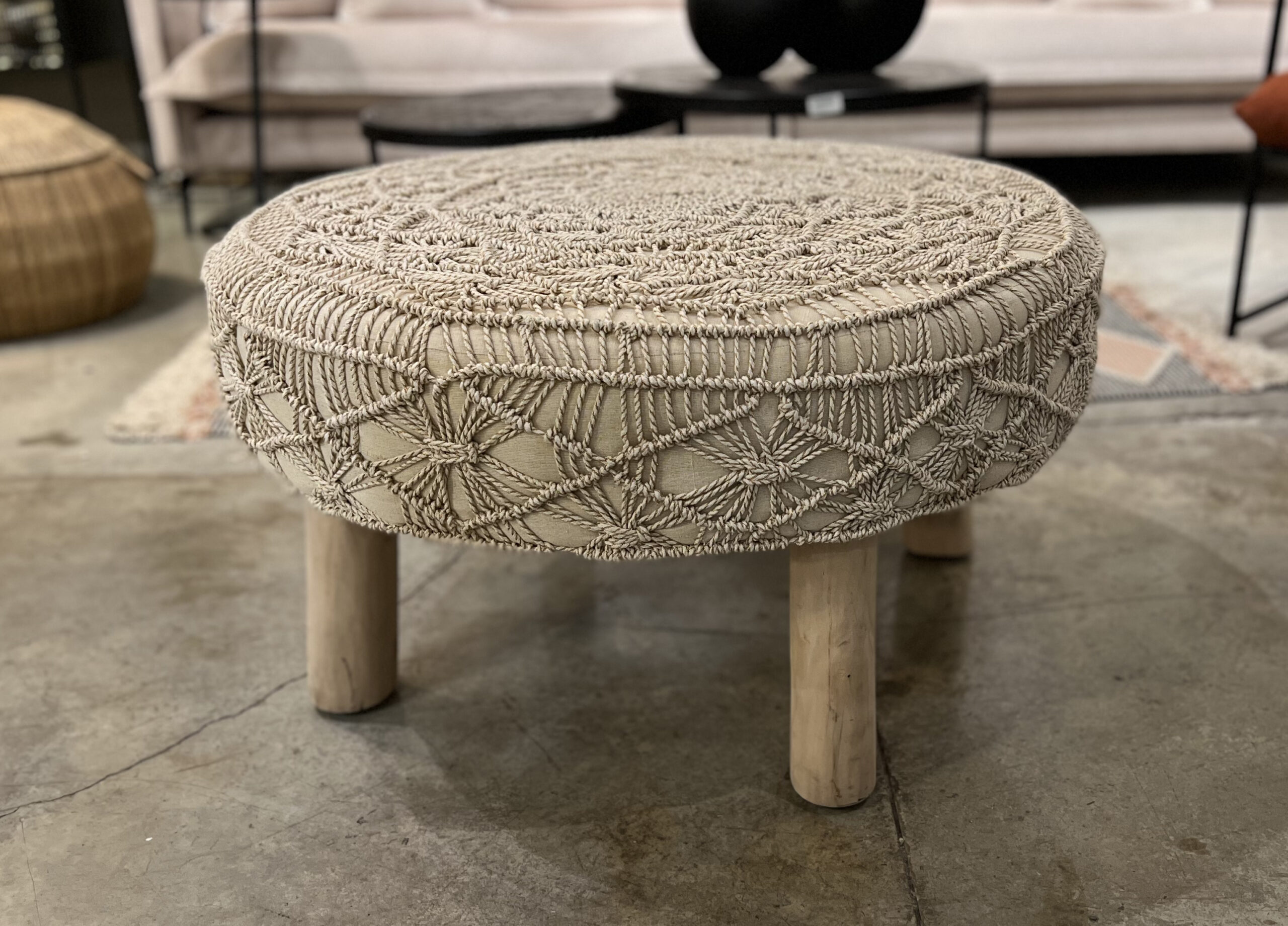 הדום מקרמה, בצבע שמנת