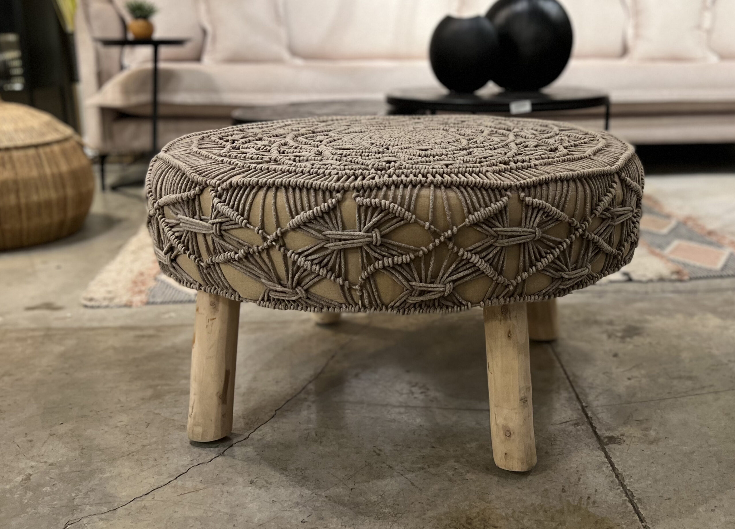 הדום מקרמה, בצבע אפור