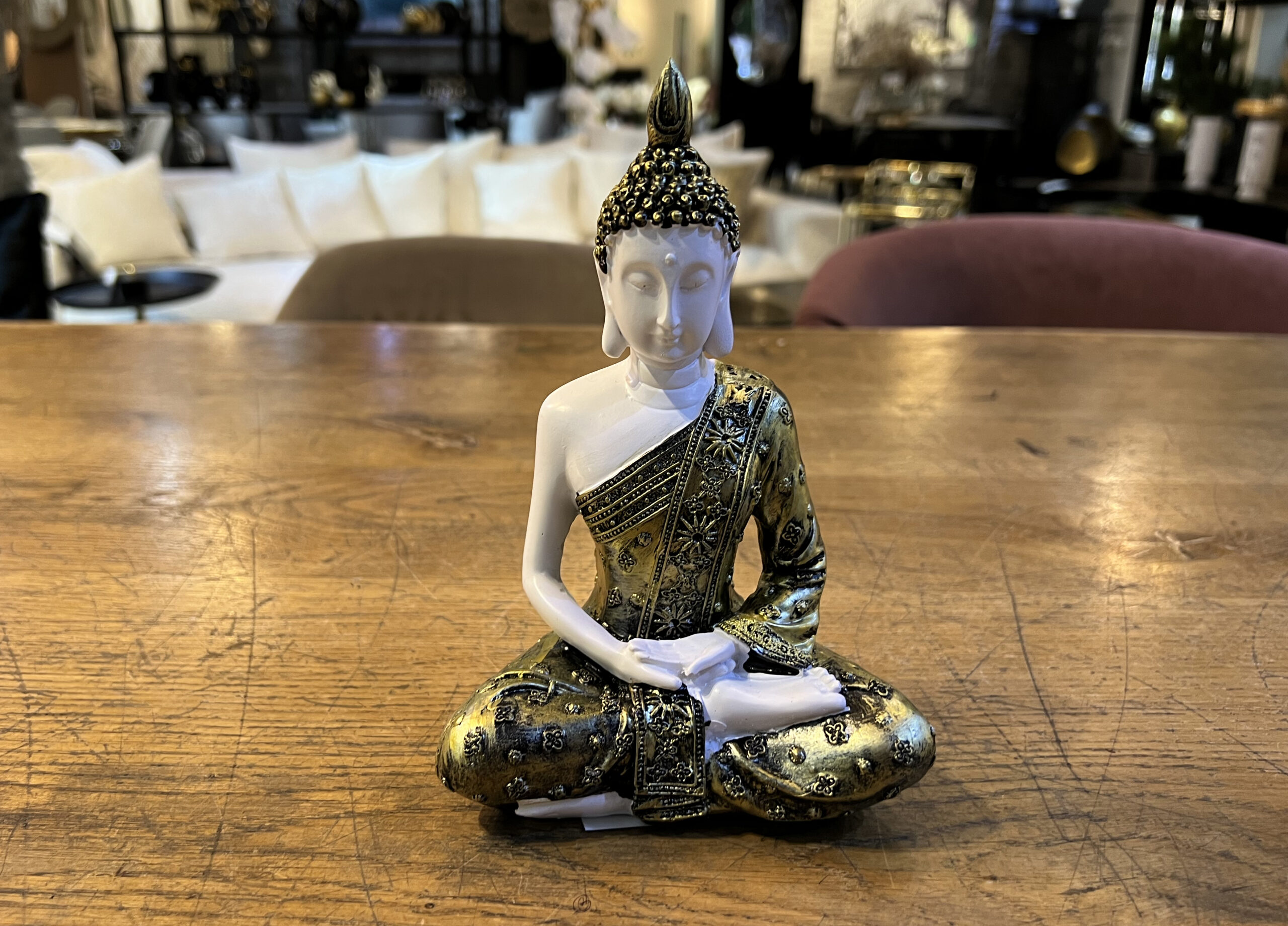 פסל בודהה מתפללת לבן שמלה שחור זהב פסל בודהה מתפללת לבן שמלה שחור זהב