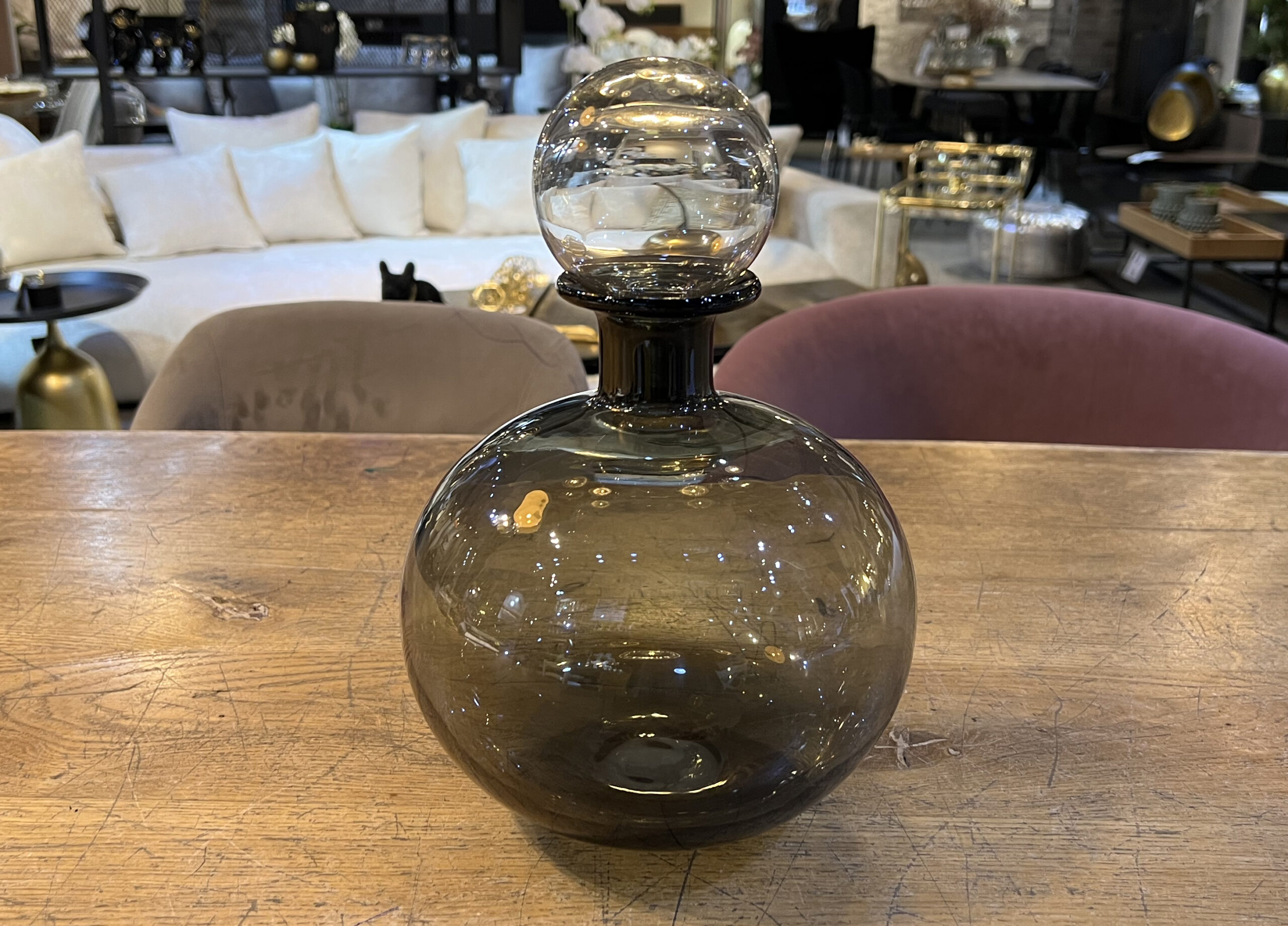 כד זכוכית אפורה בקבוק עגול