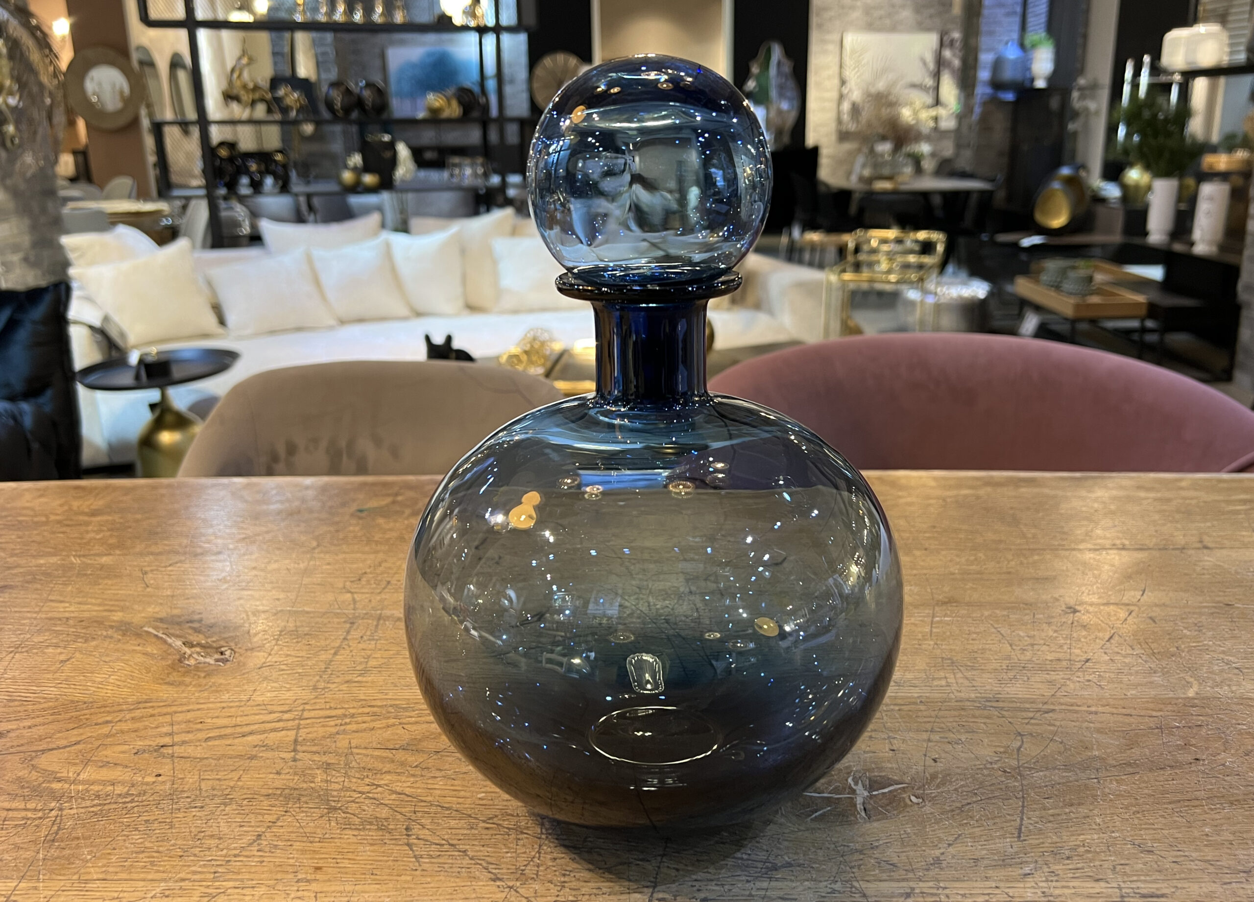 כד זכוכית כחולה בקבוק עגול