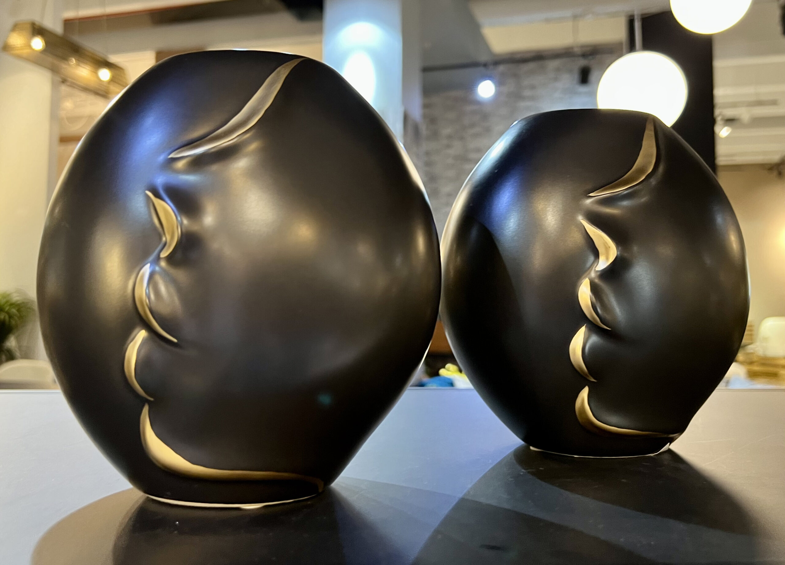 כד שחור פרופיל פנים זהב כד שחור פרופיל פנים זהב