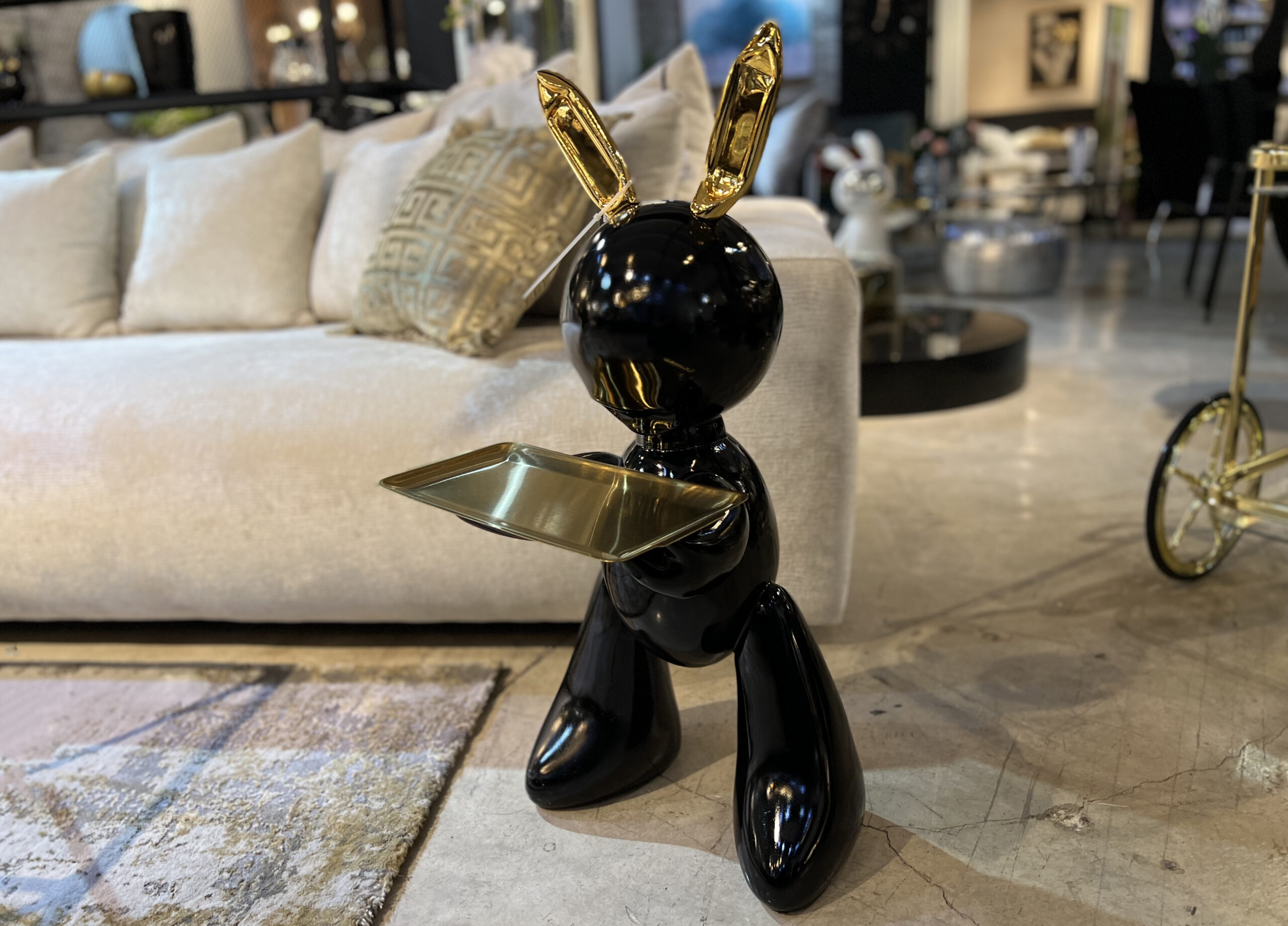 פסל ארנב שחור מגש זהב ענק גובה