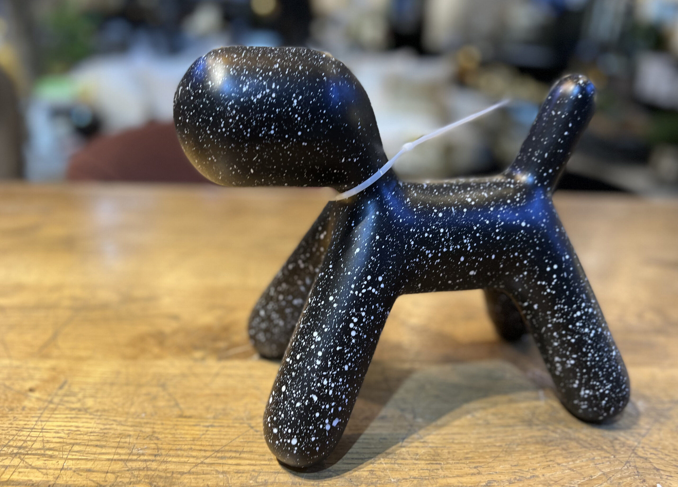 פסל כלב מודרני שחור שפריצים לבן