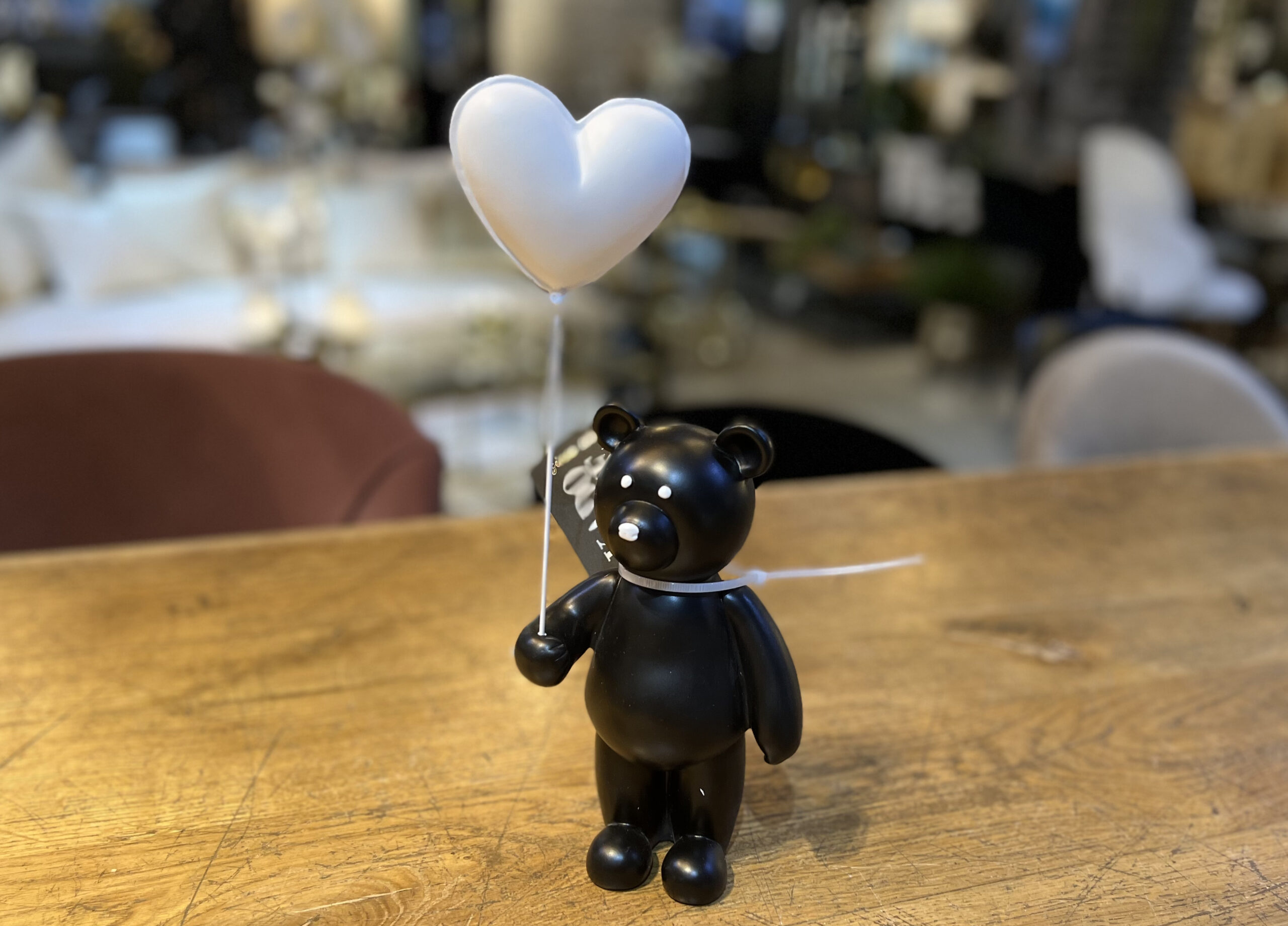 פסל דובי שחור בלון לב לבן