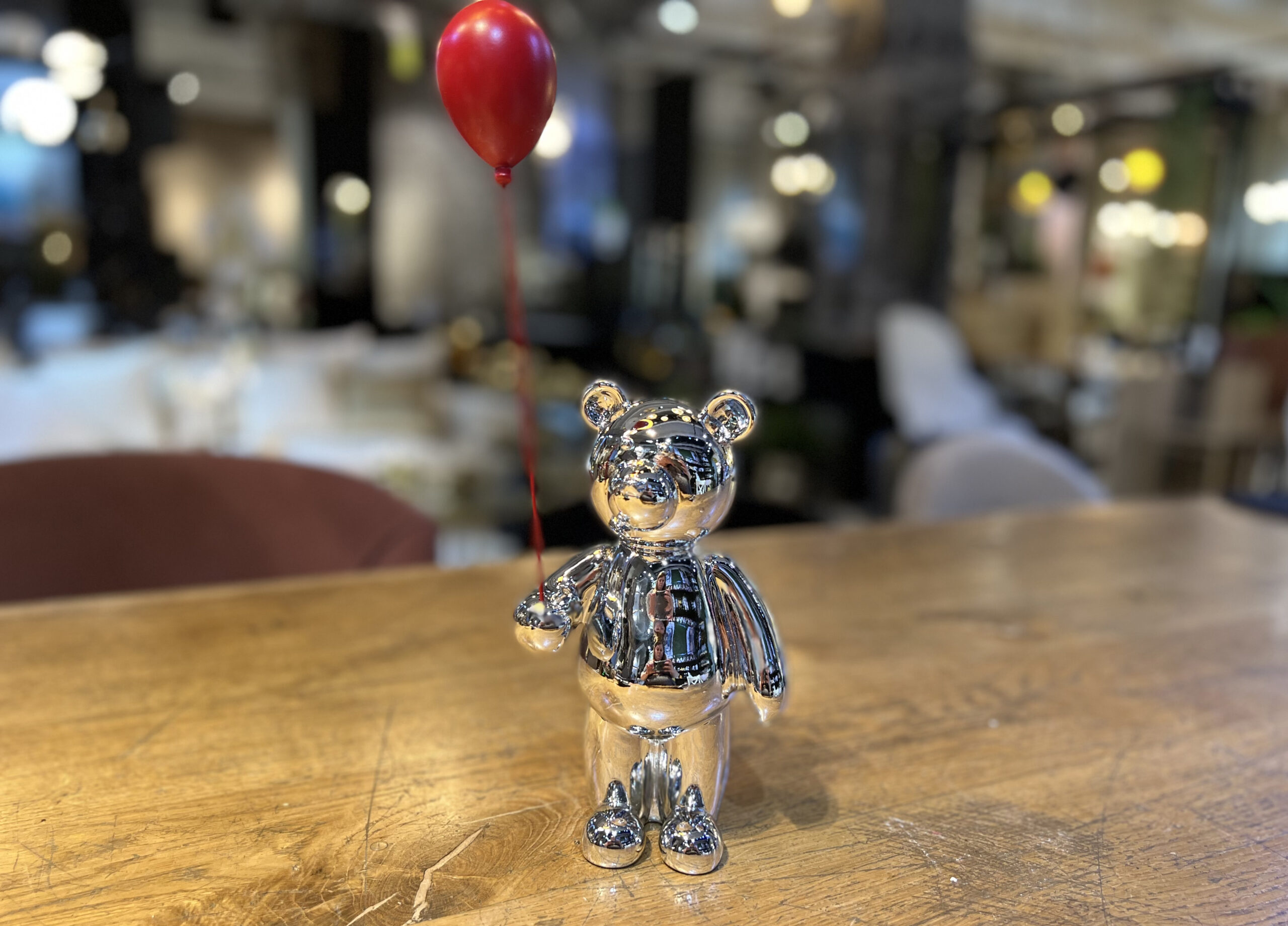 פסל דובי כסוף בלון אדום פסל דובי כסוף בלון אדום