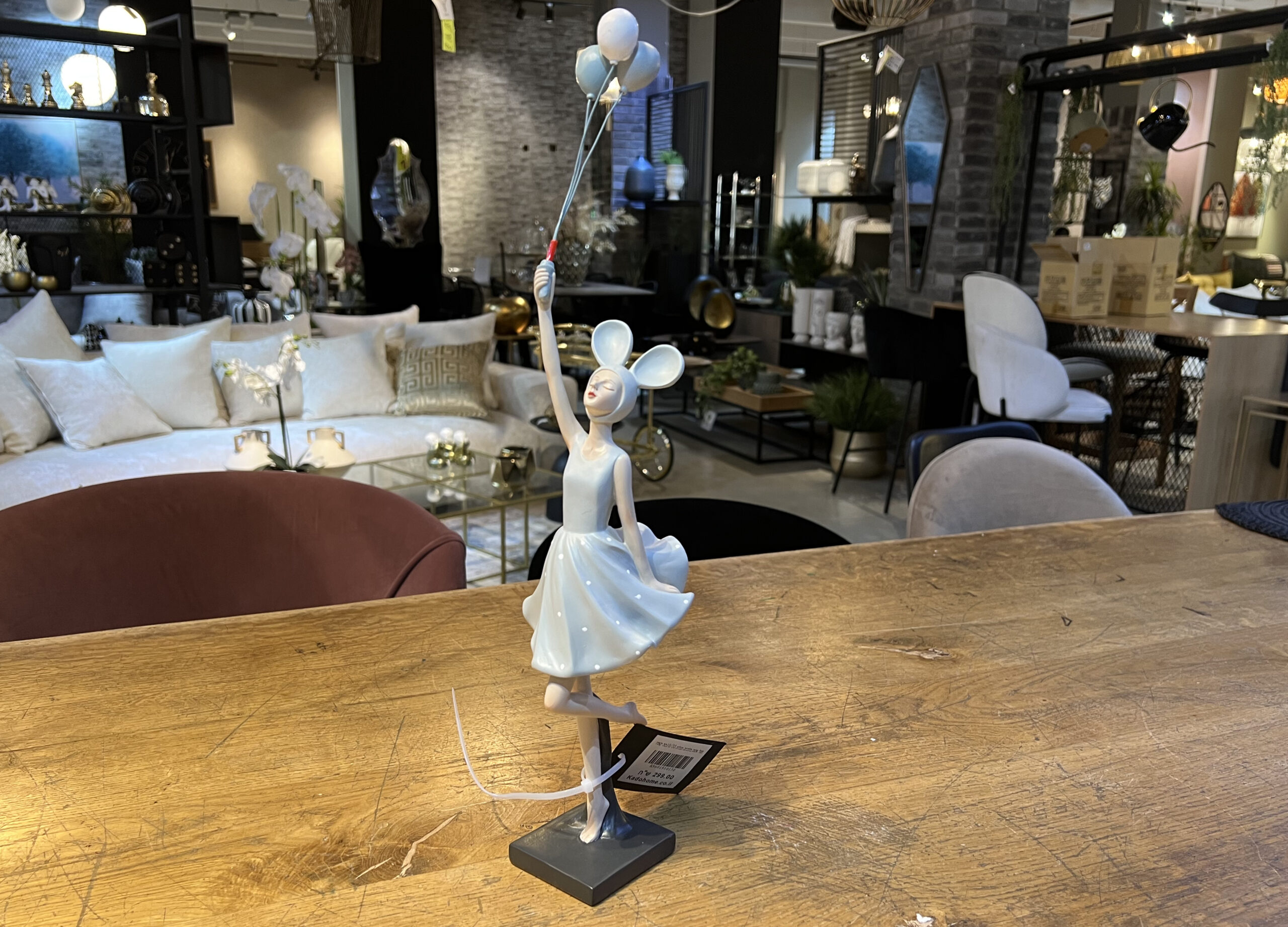 פסל אישה בלונים תכלת פסל אישה בלונים תכלת