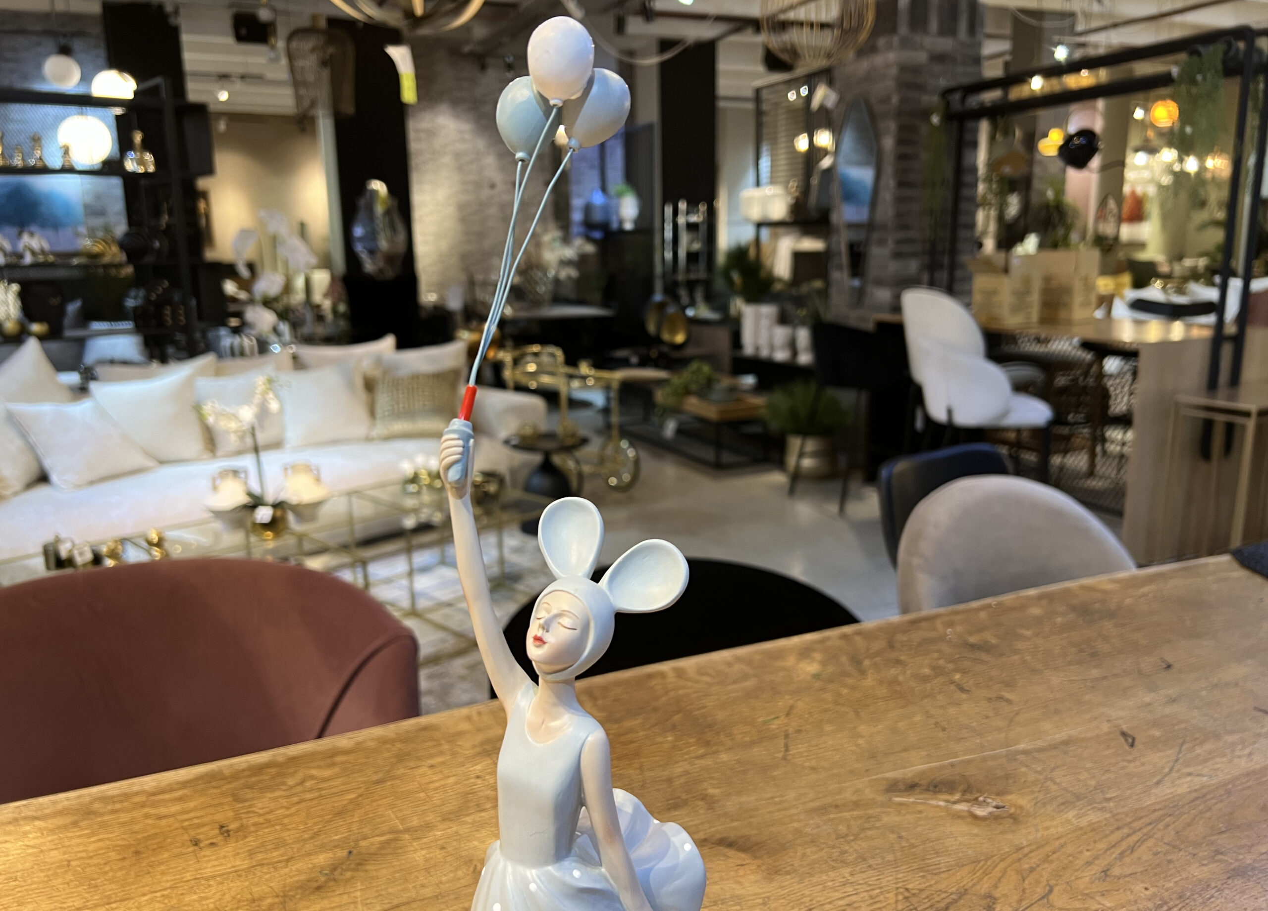 פסל אישה בלונים תכלת פסל אישה בלונים תכלת