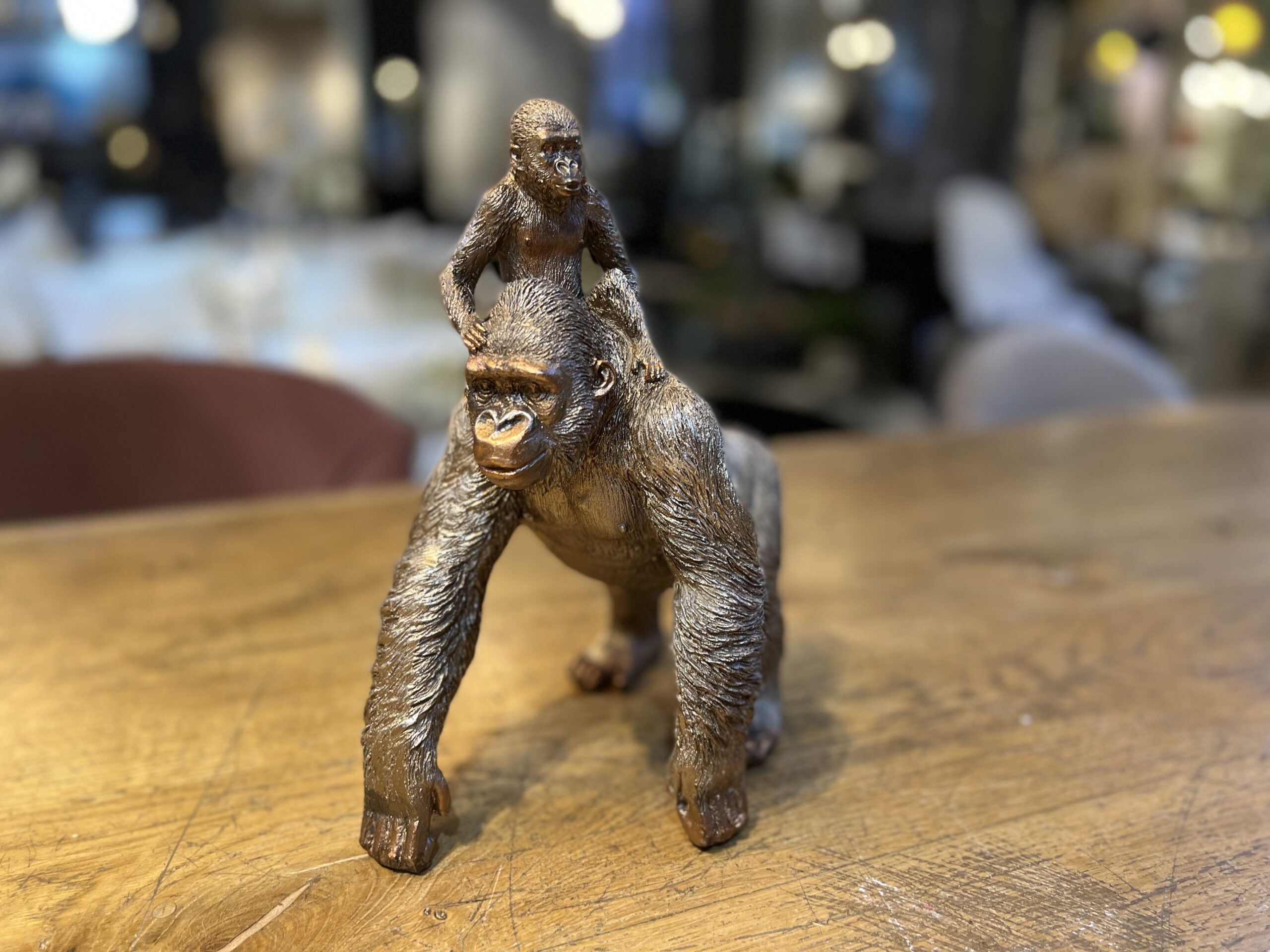 פסל קוף עם תינוק זהב פסל קוף עם תינוק זהב