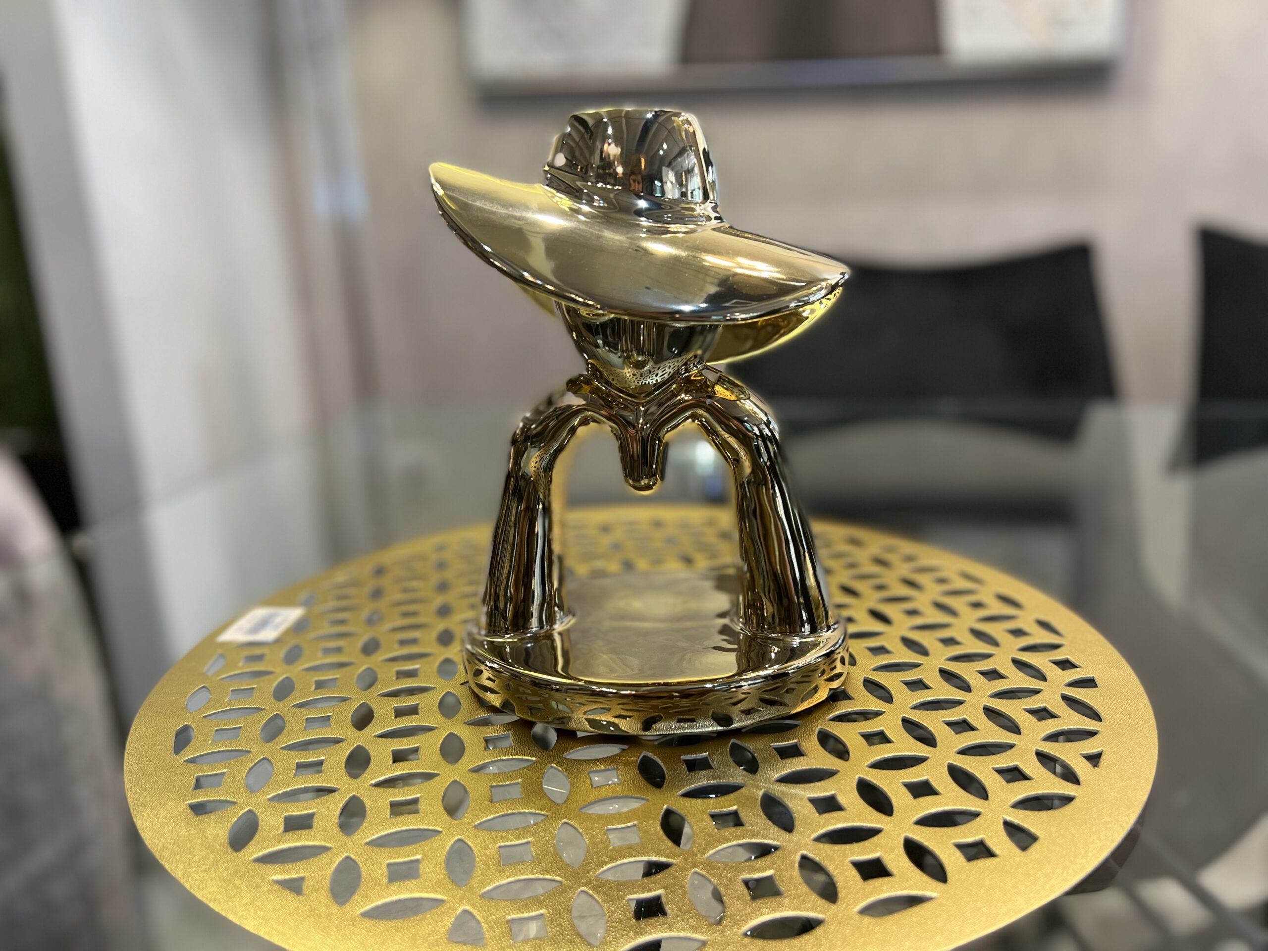 פסל אישה זהב עם כובע נמוך