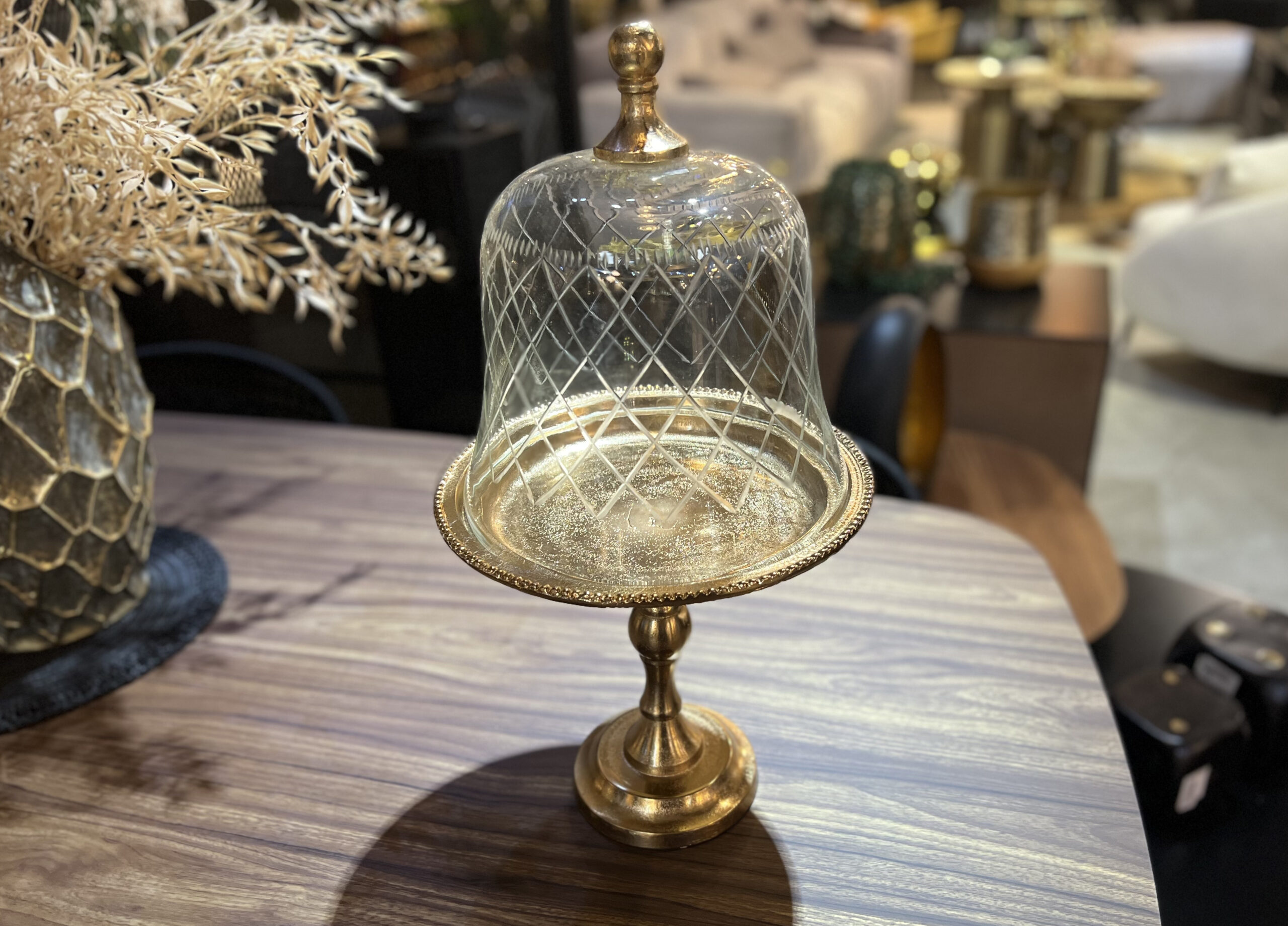 מגש על רגל עגול מתכת זהב פעמון זכוכית שקוף מגש על רגל עגול מתכת זהב פעמון זכוכית שקוף