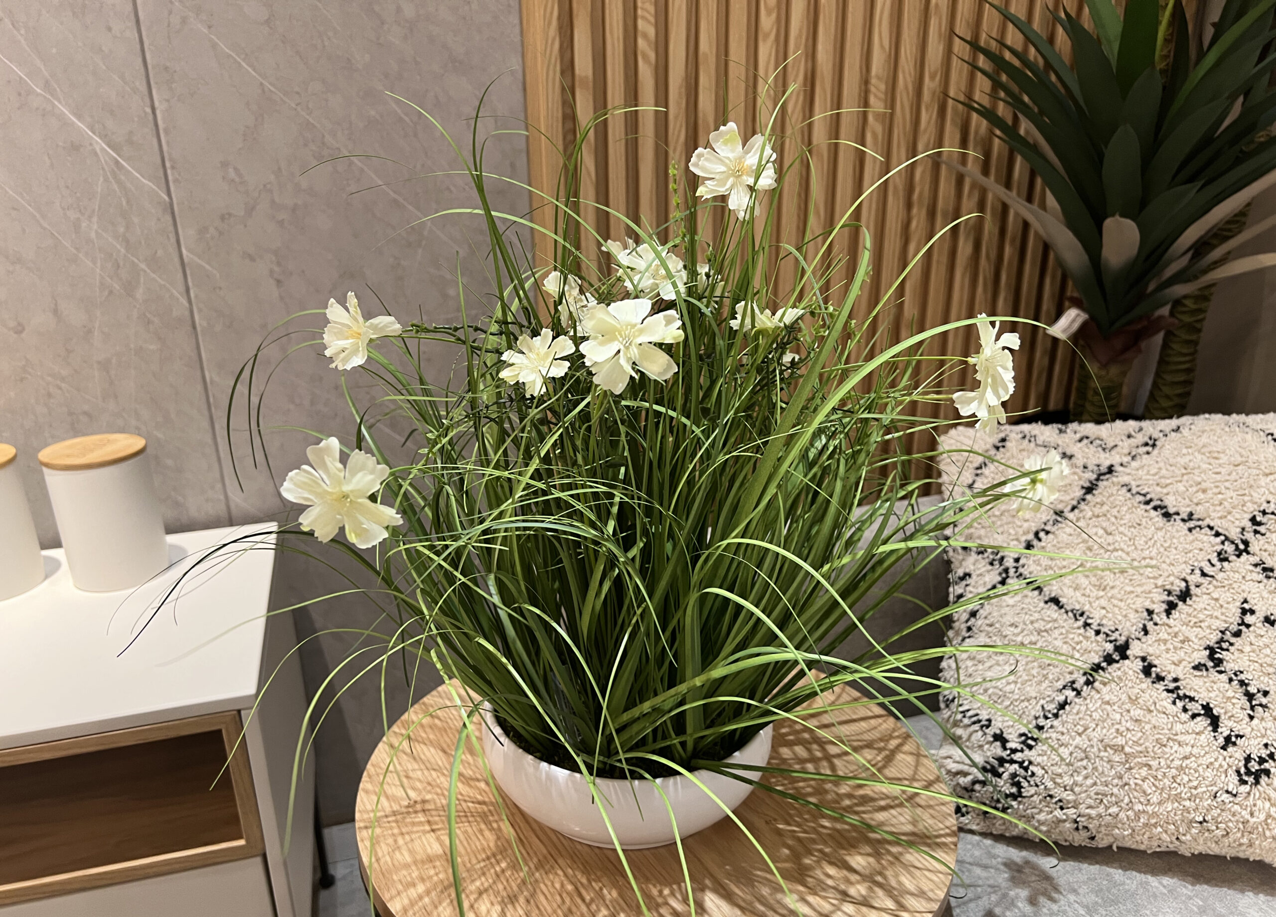 עציץ לבן עם פרחים לבן צהוב 46 ס"מ